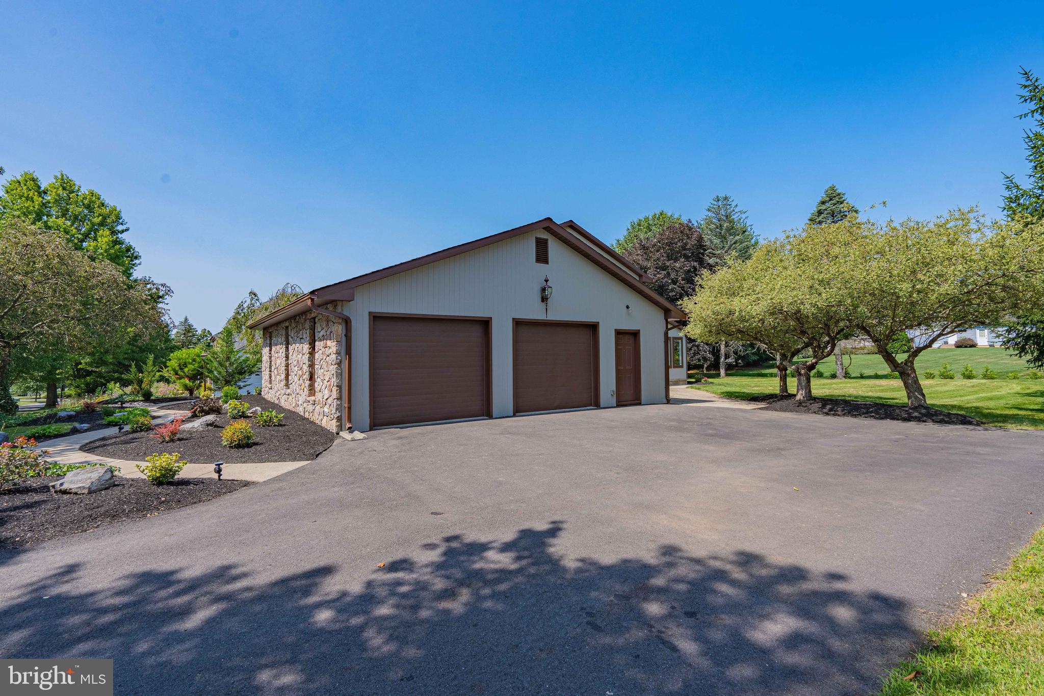 COUNTRY DOWNS - Residential