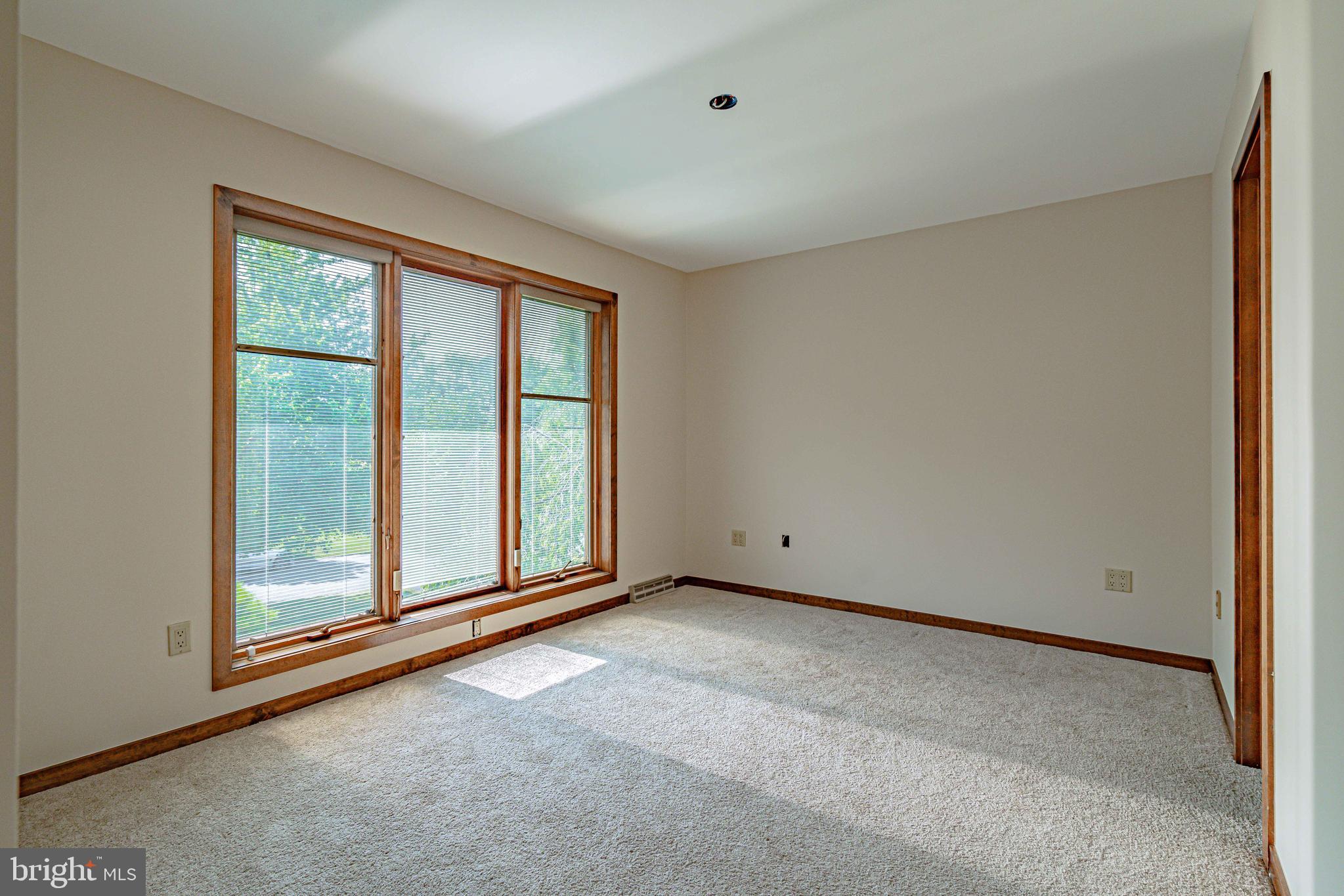 COUNTRY DOWNS - Residential