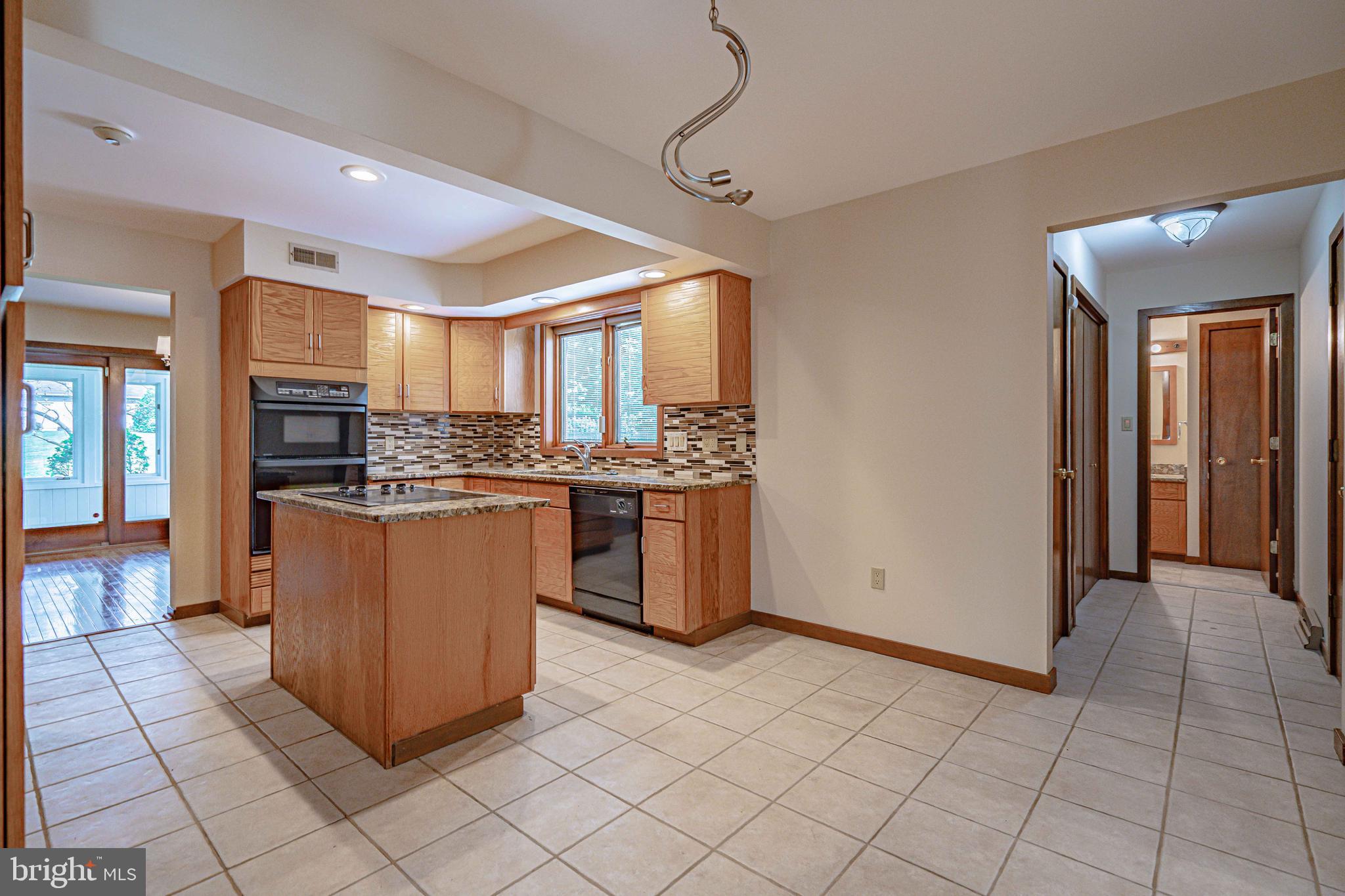 COUNTRY DOWNS - Residential