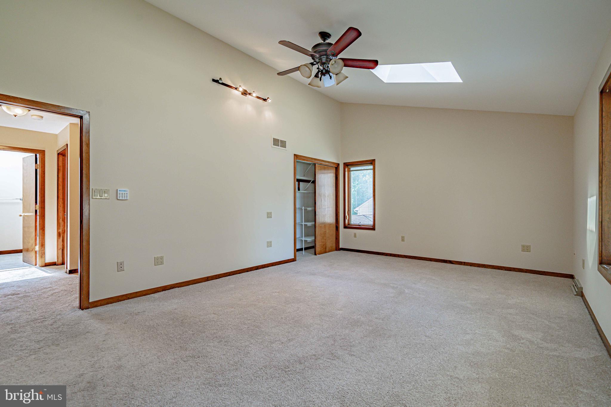 COUNTRY DOWNS - Residential