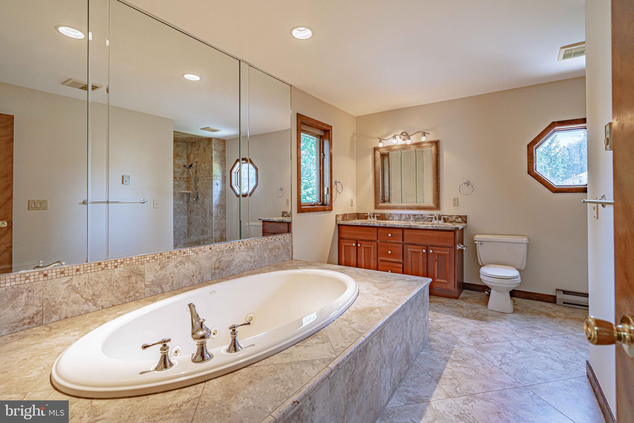 COUNTRY DOWNS - Residential