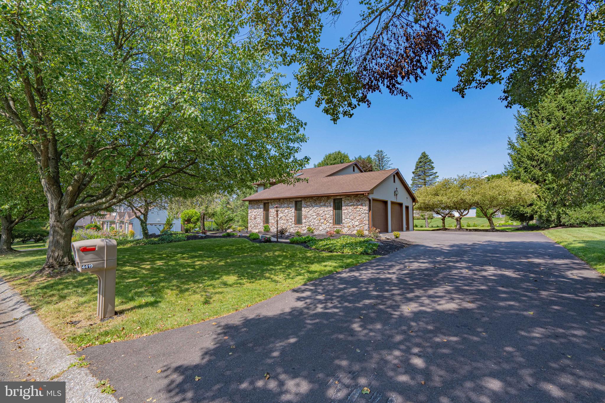 COUNTRY DOWNS - Residential