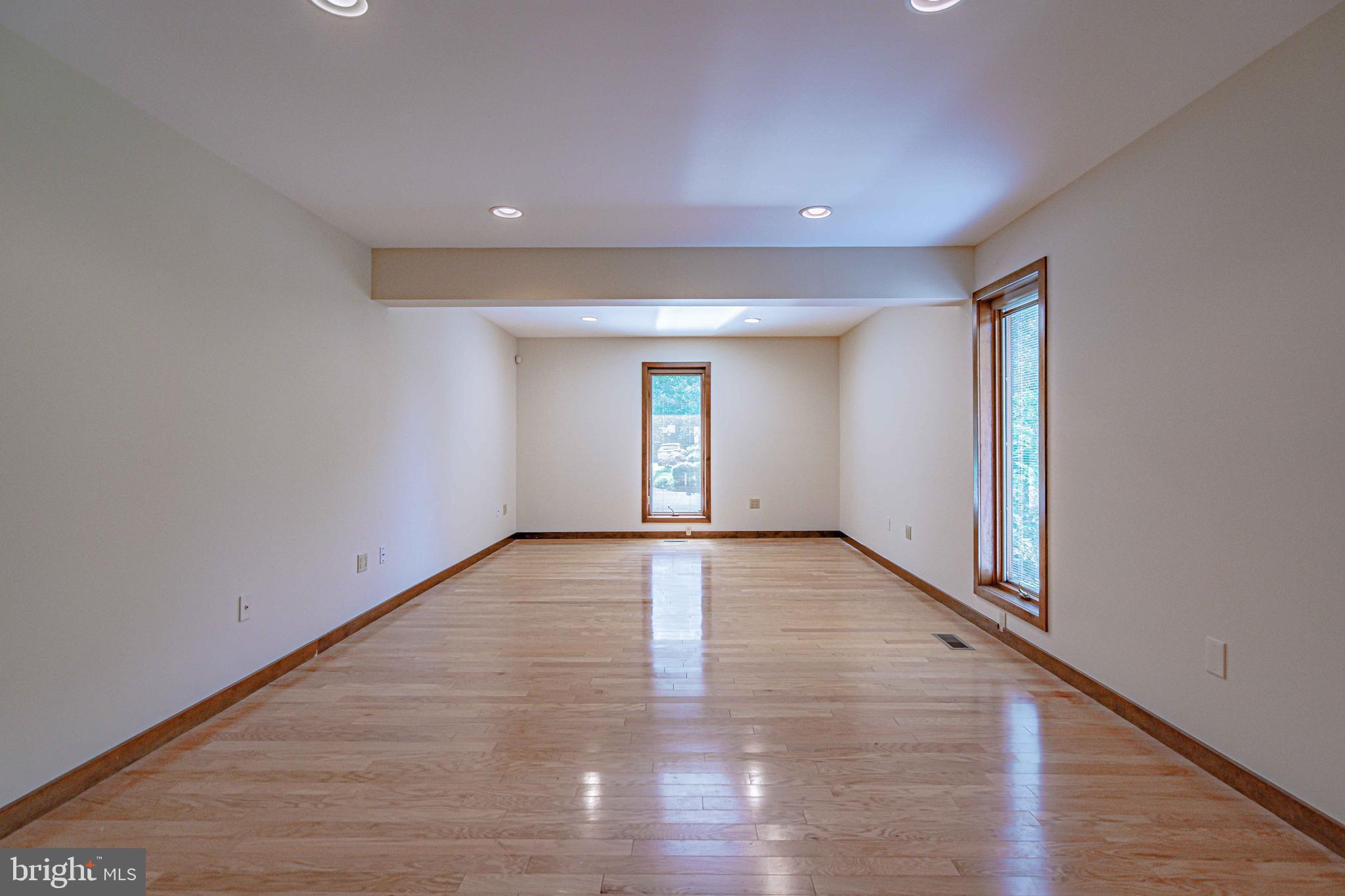 COUNTRY DOWNS - Residential