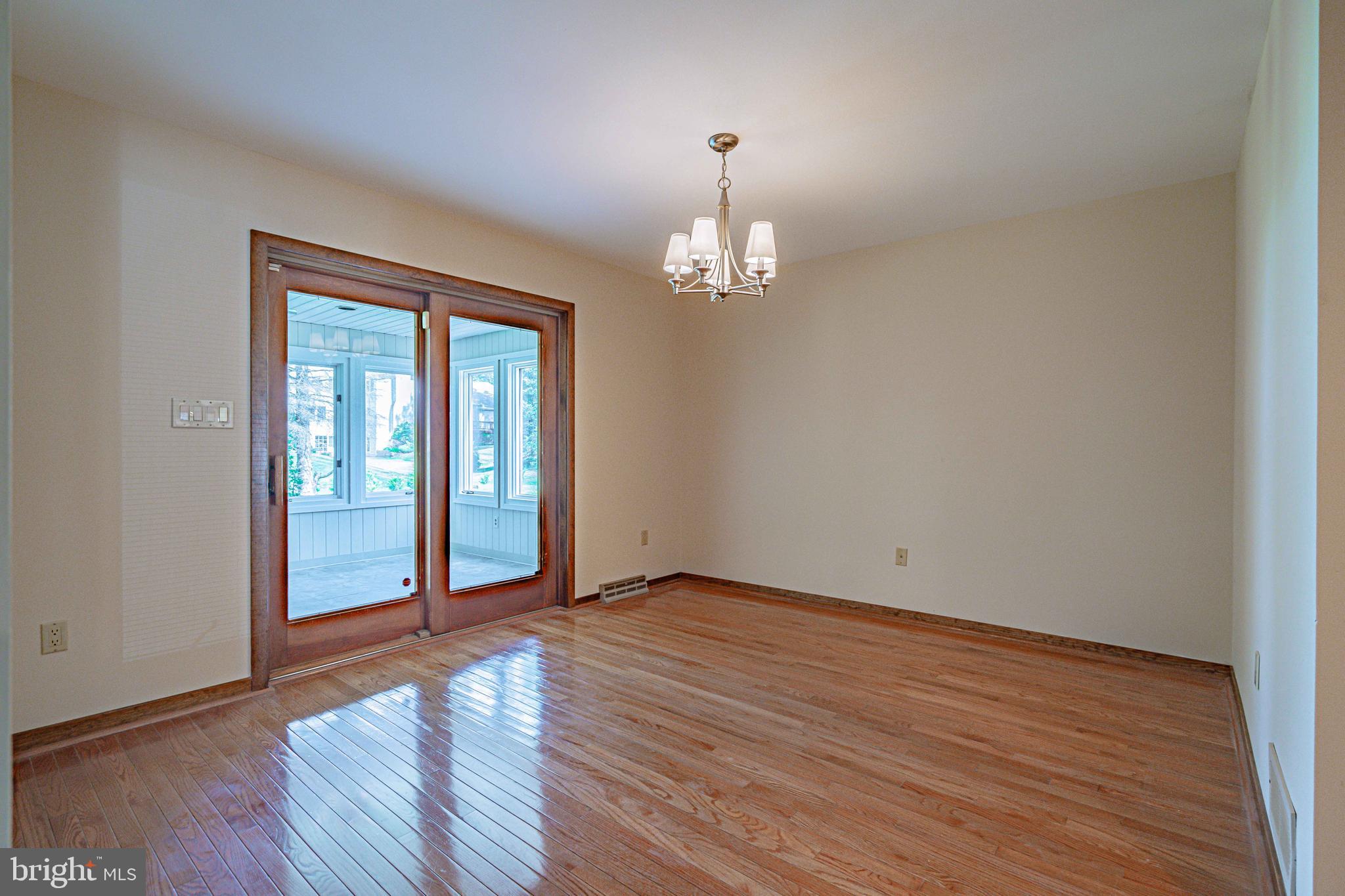 COUNTRY DOWNS - Residential