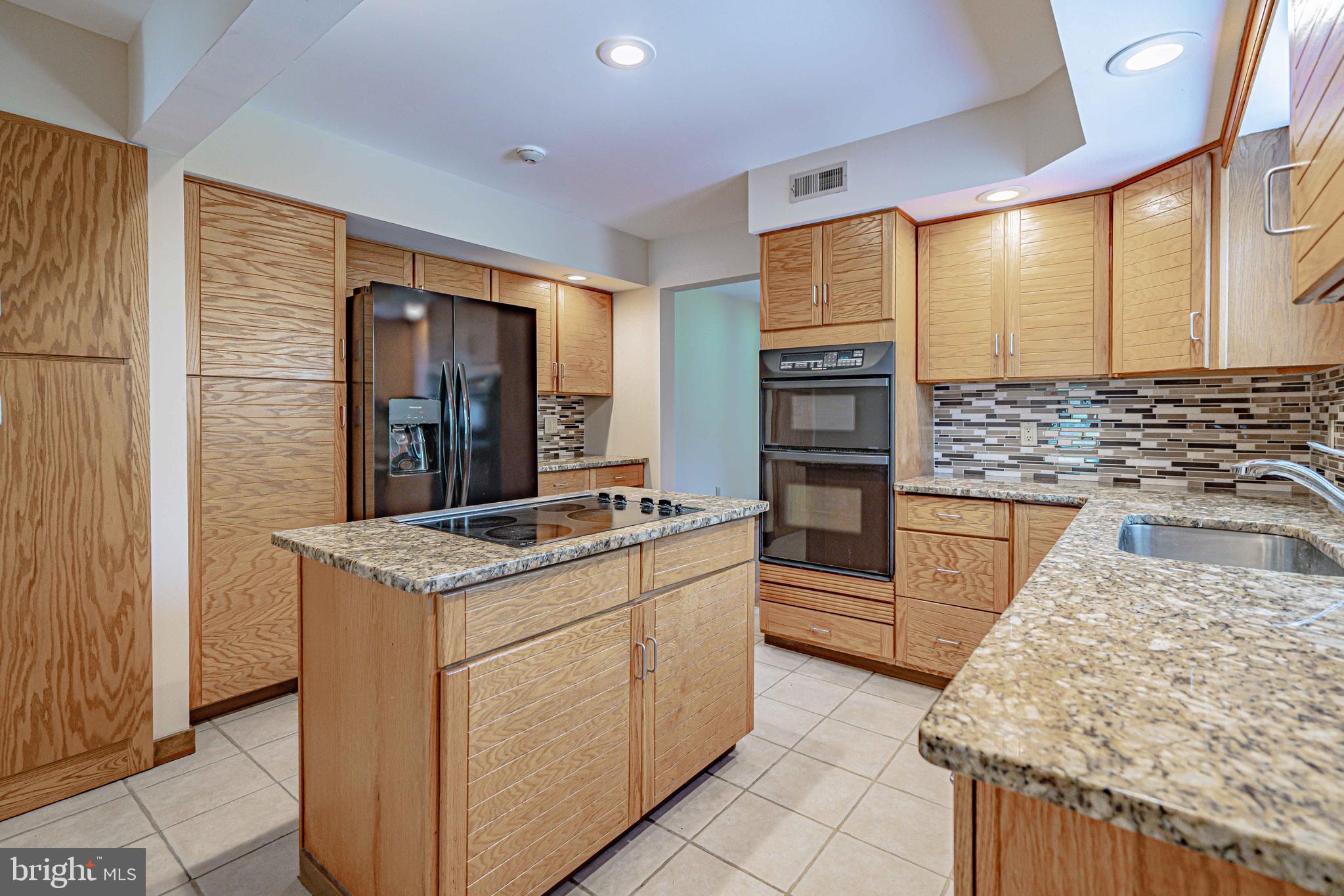 COUNTRY DOWNS - Residential