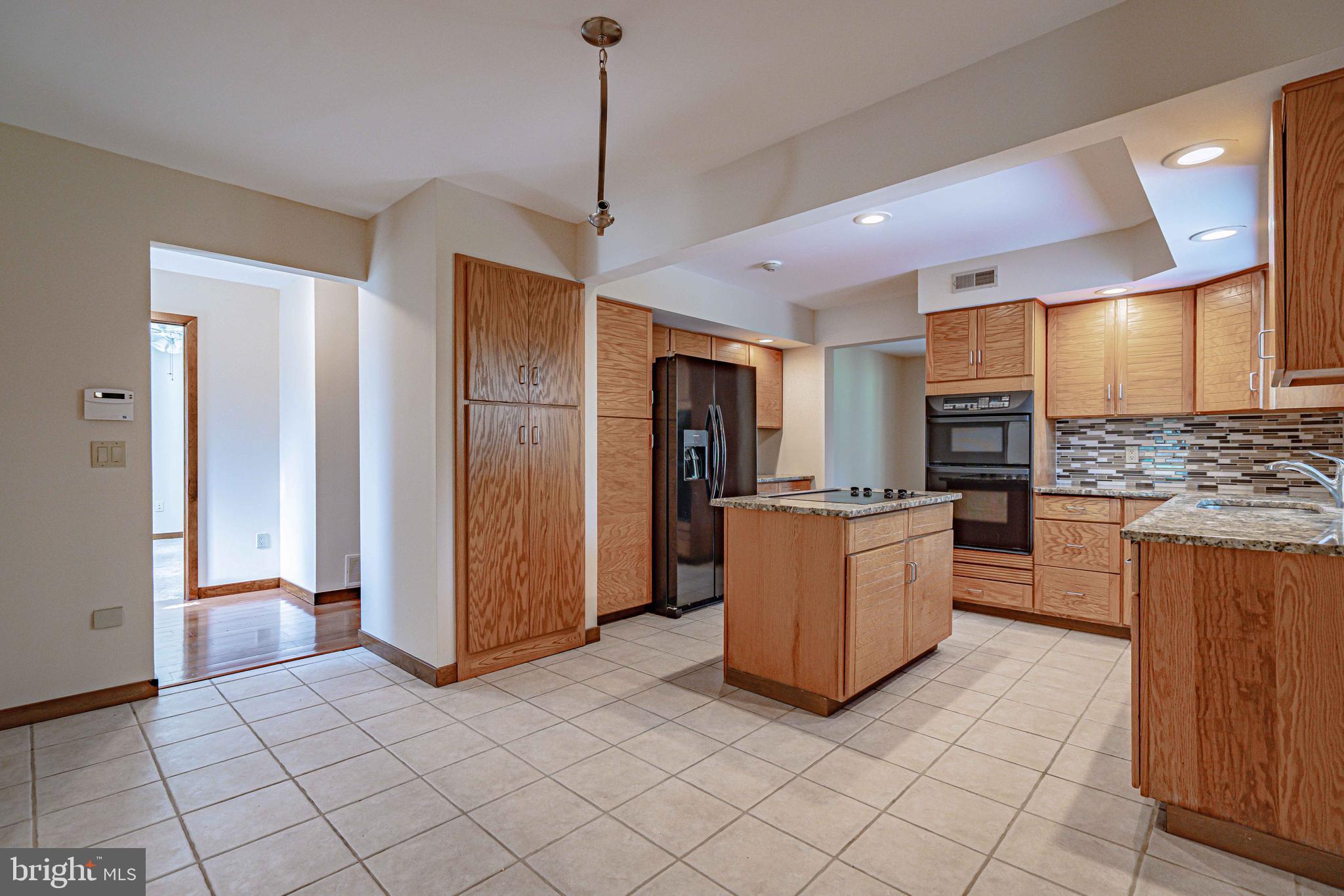 COUNTRY DOWNS - Residential