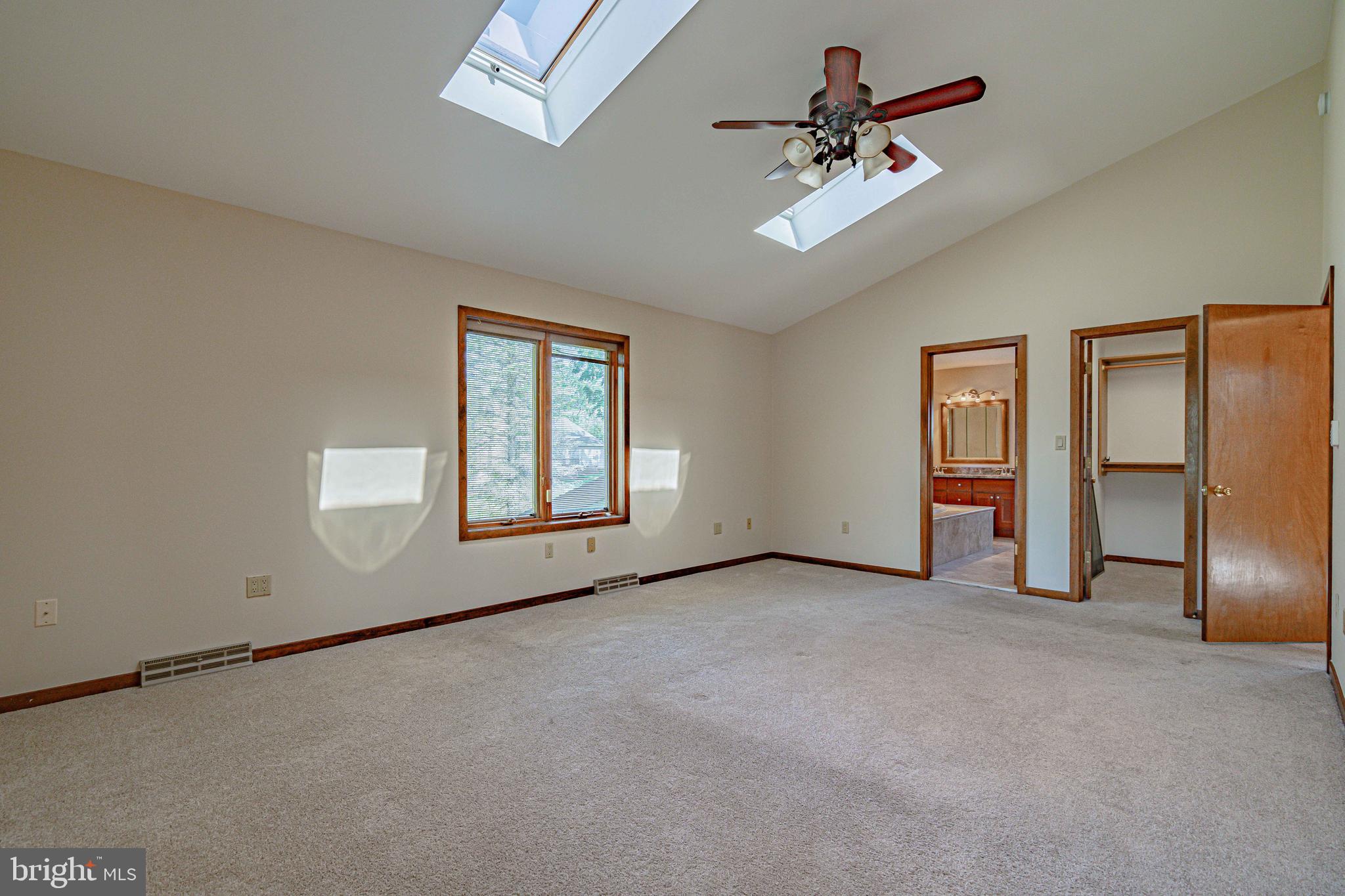 COUNTRY DOWNS - Residential