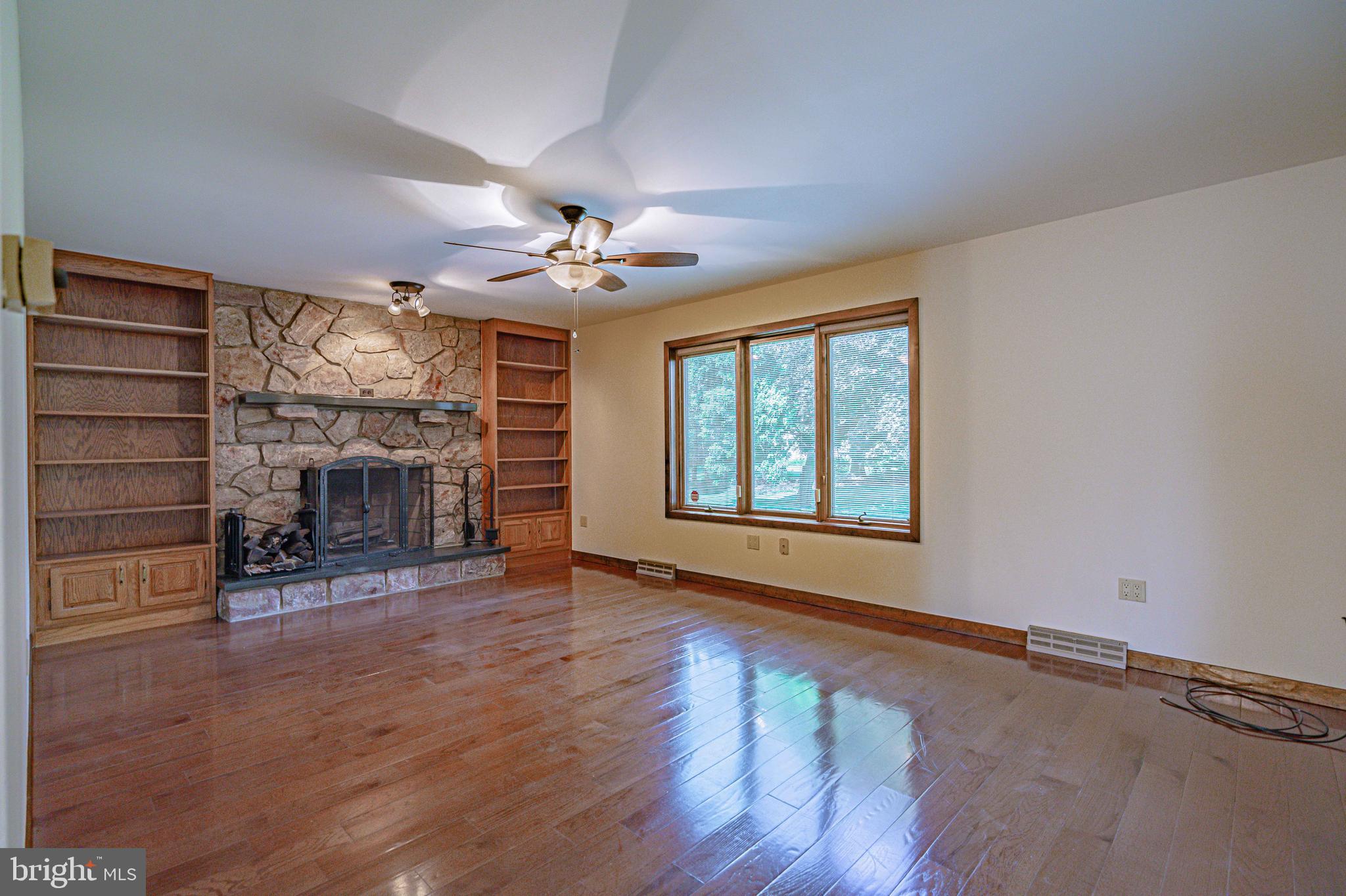 COUNTRY DOWNS - Residential