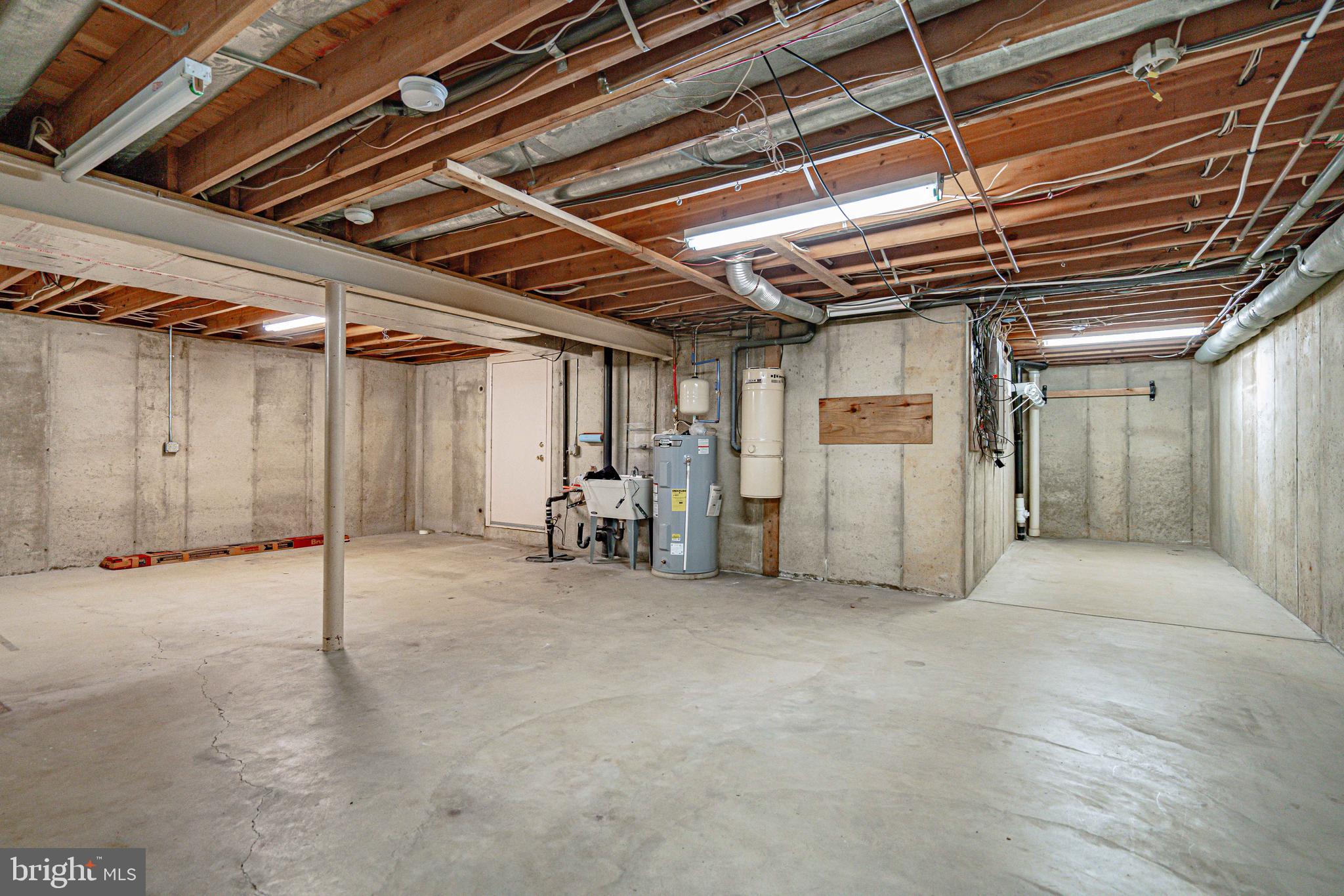 COUNTRY DOWNS - Residential