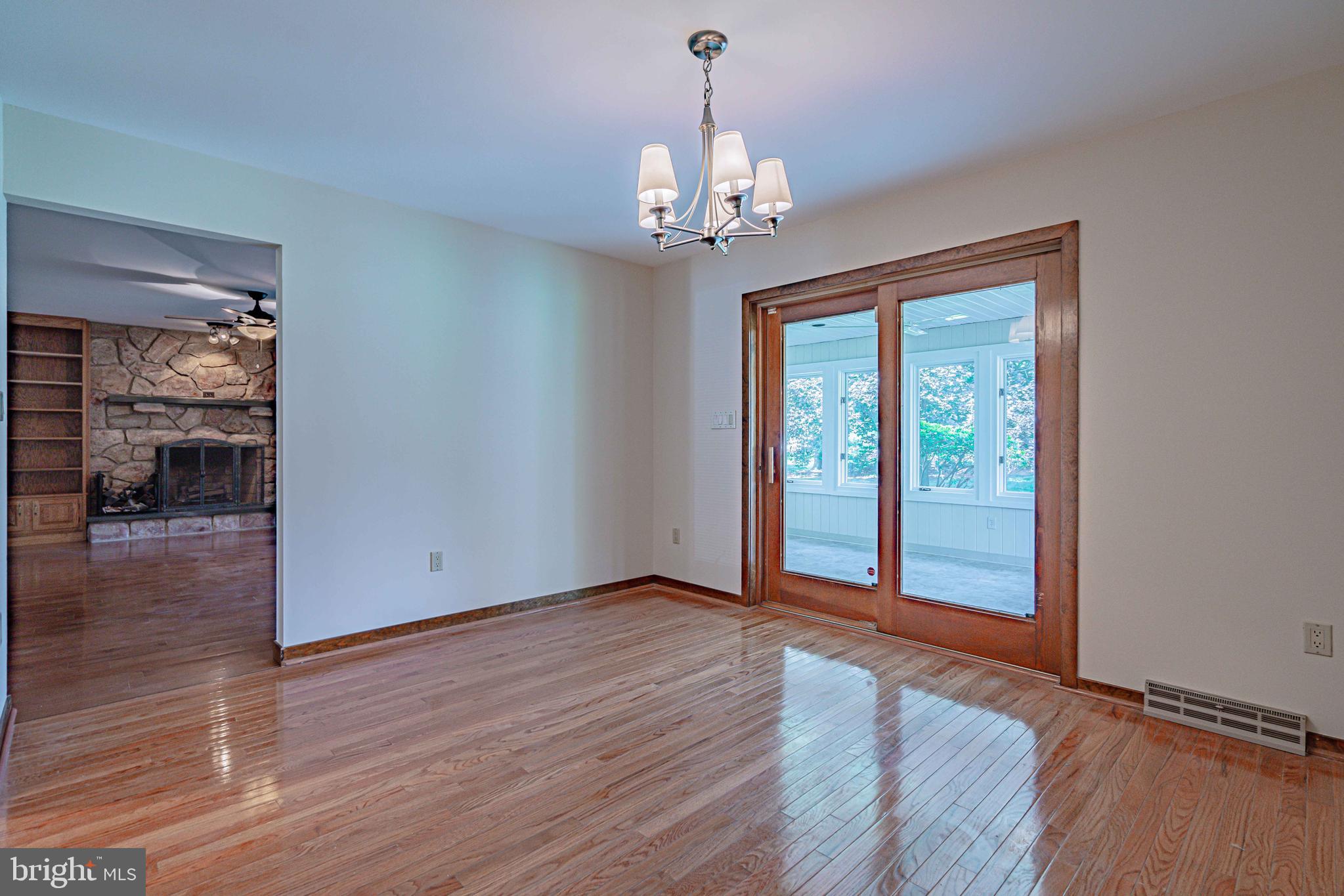 COUNTRY DOWNS - Residential