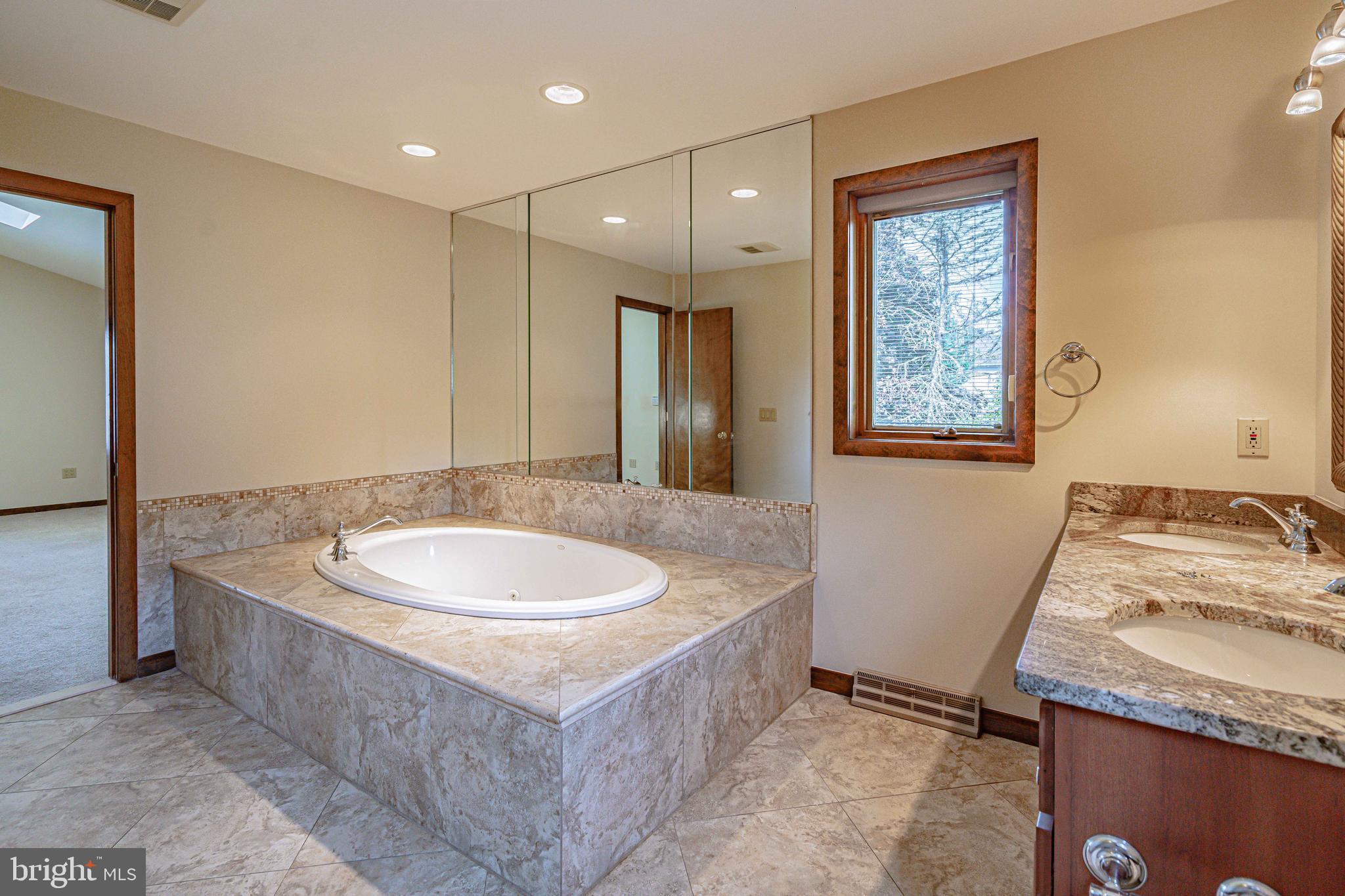 COUNTRY DOWNS - Residential