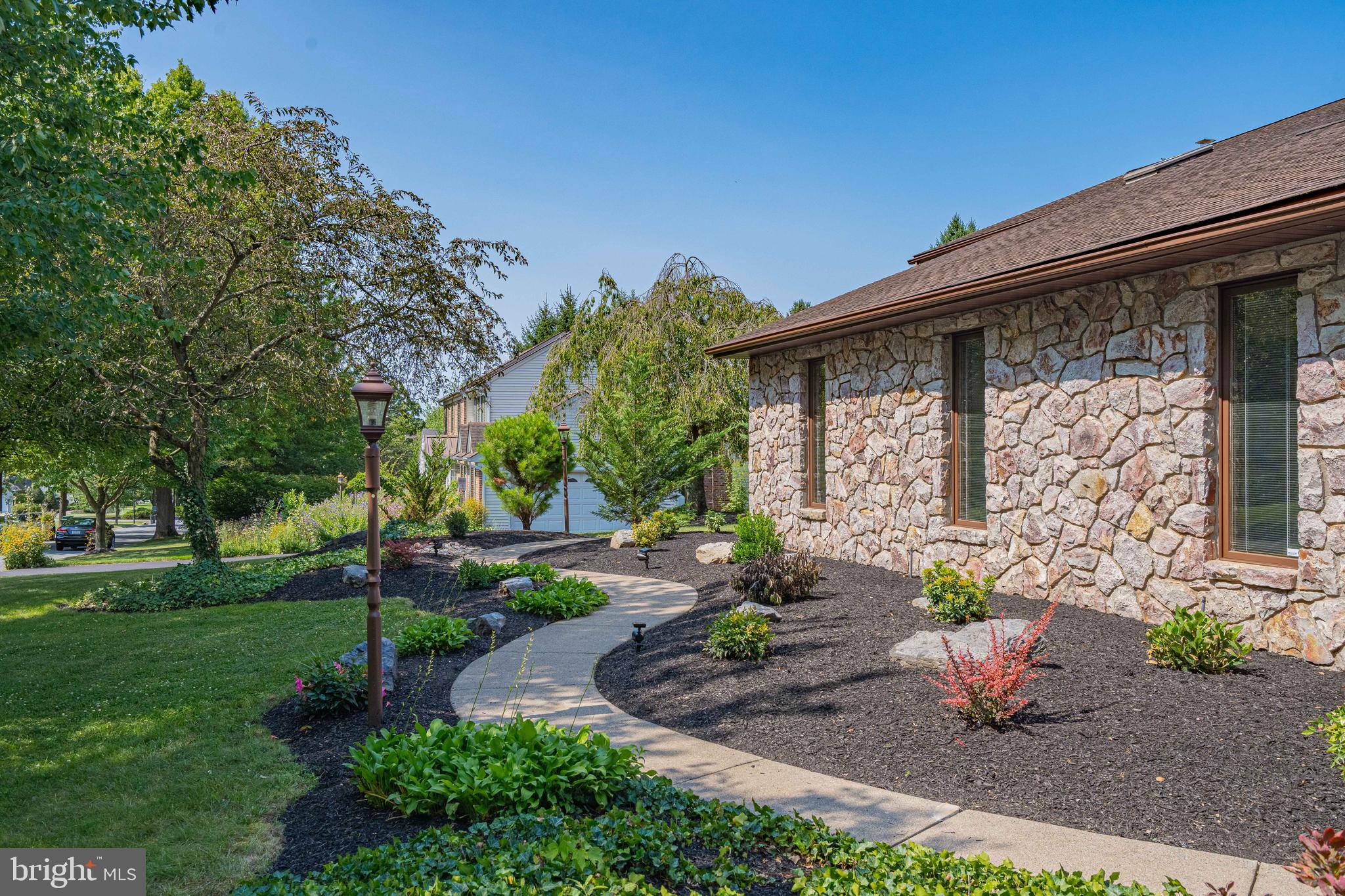 COUNTRY DOWNS - Residential