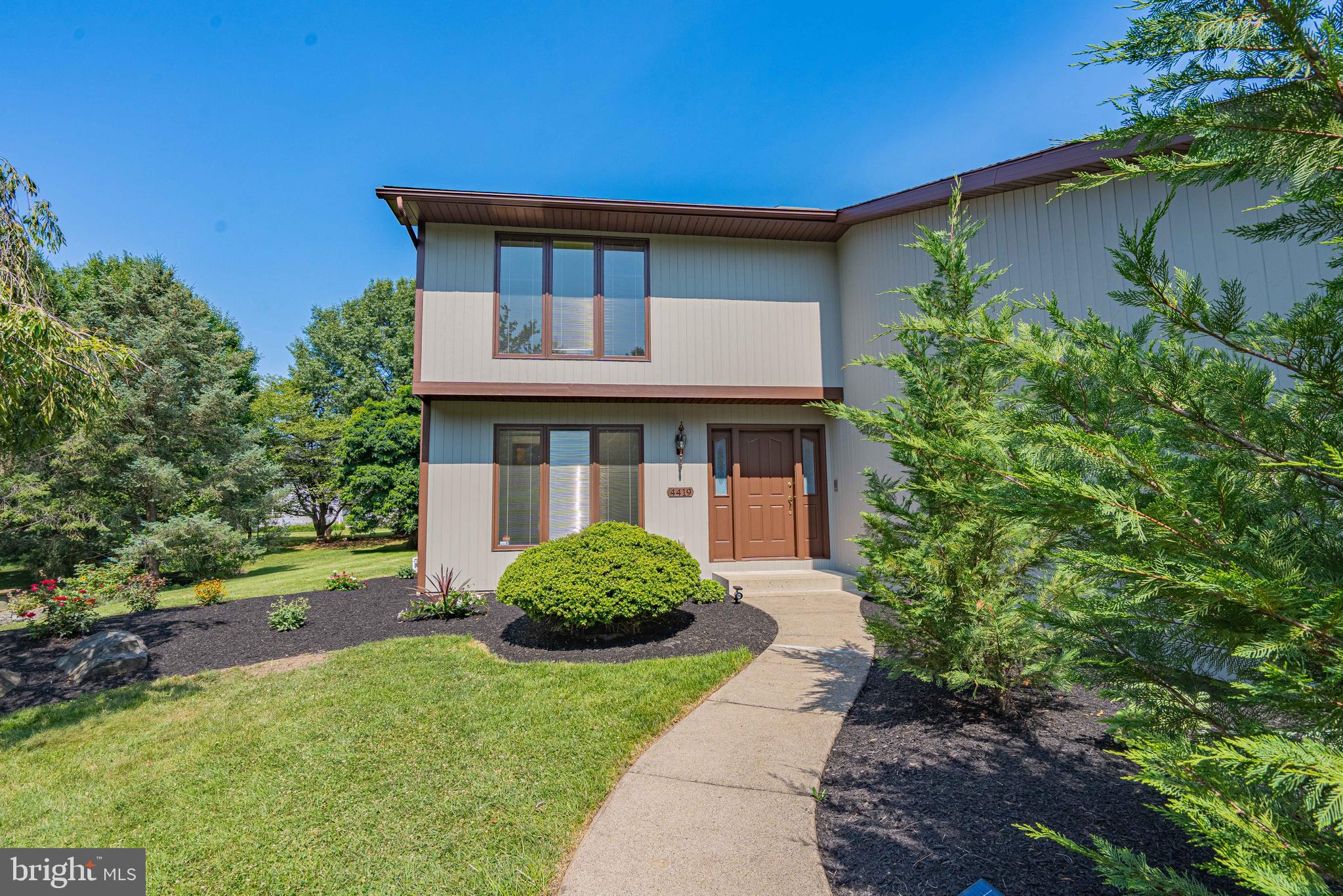 COUNTRY DOWNS - Residential