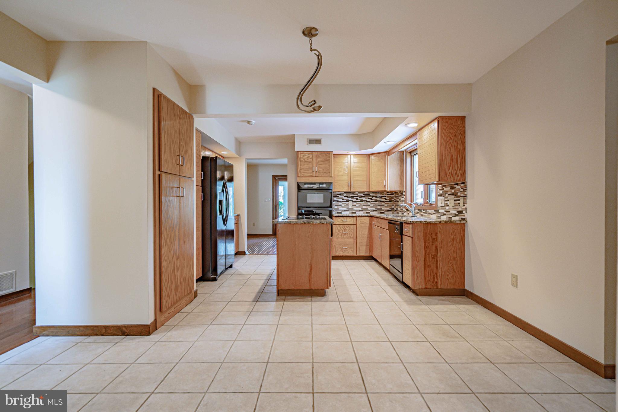 COUNTRY DOWNS - Residential