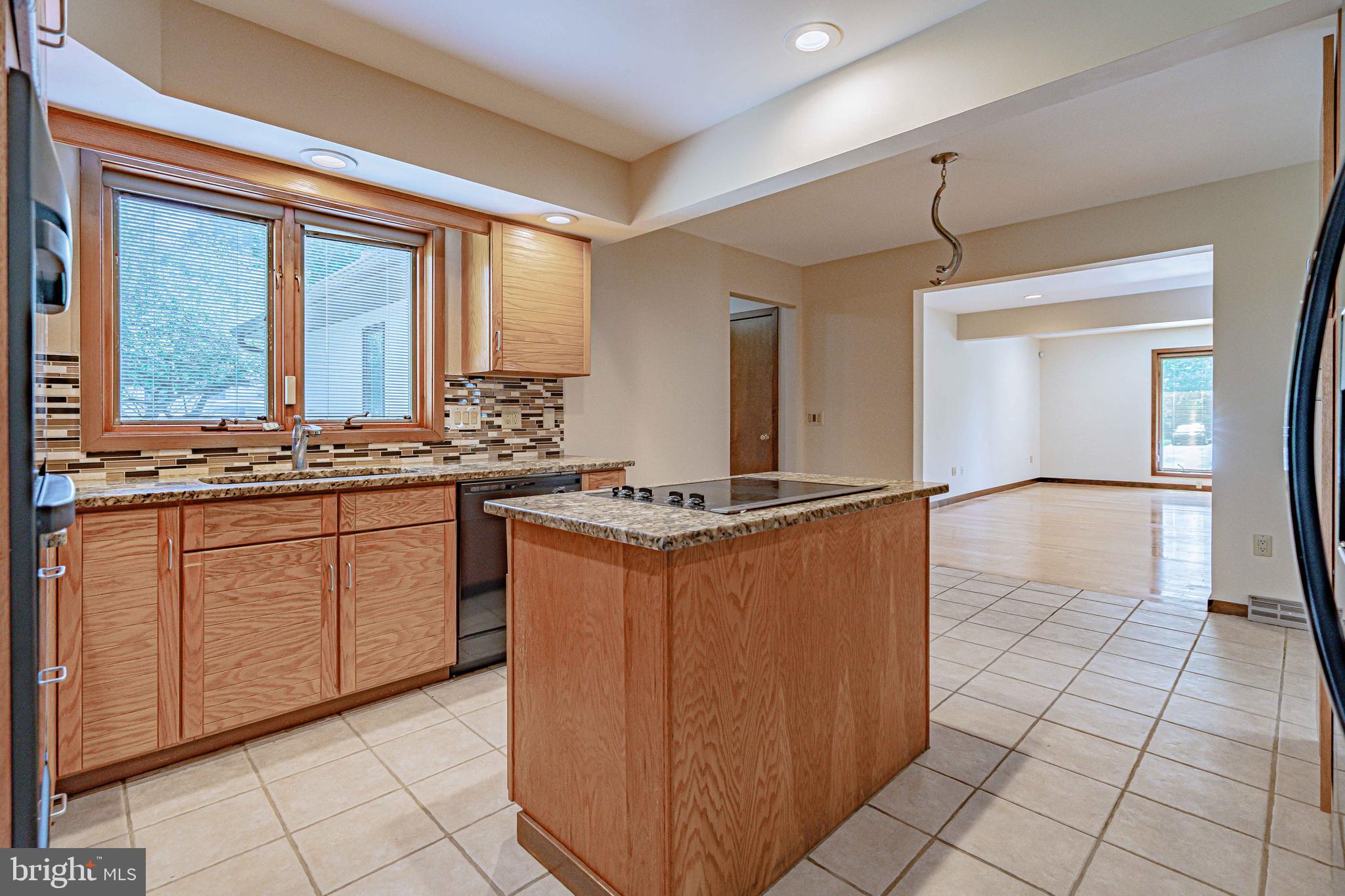 COUNTRY DOWNS - Residential