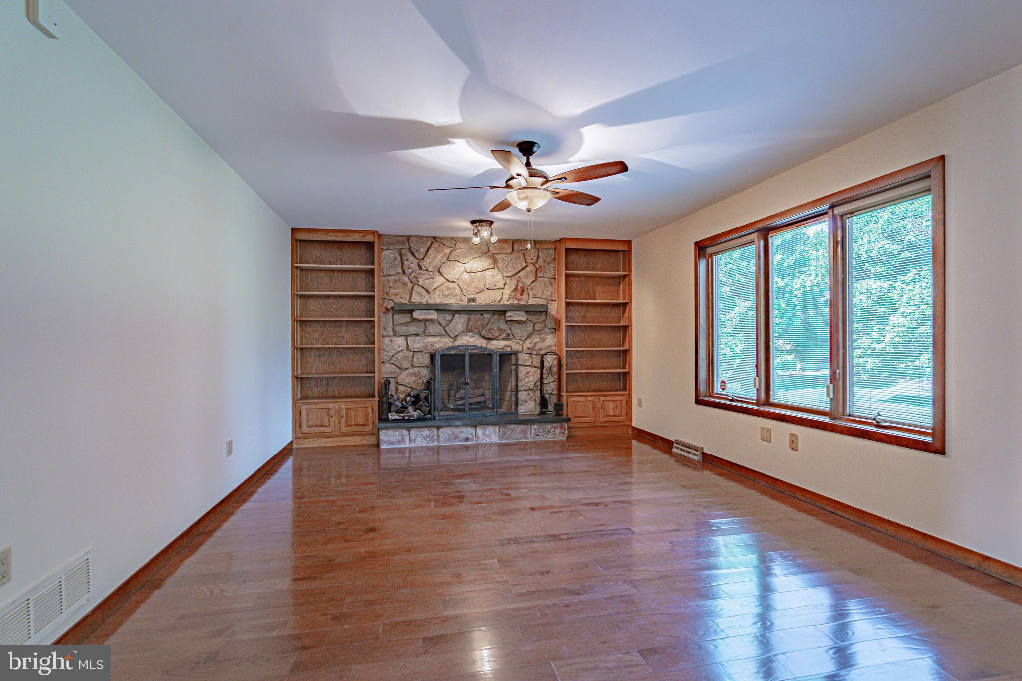 COUNTRY DOWNS - Residential