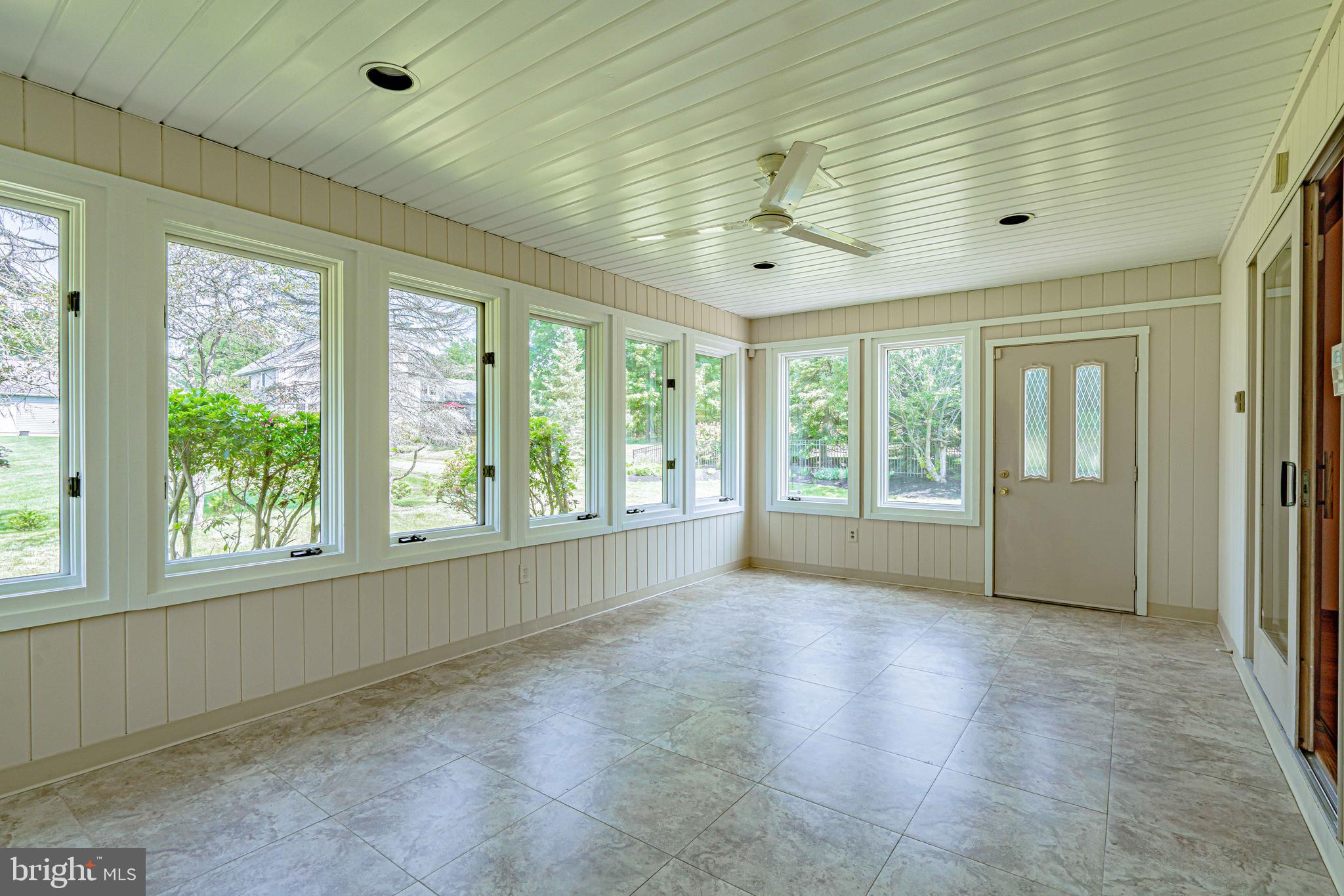 COUNTRY DOWNS - Residential