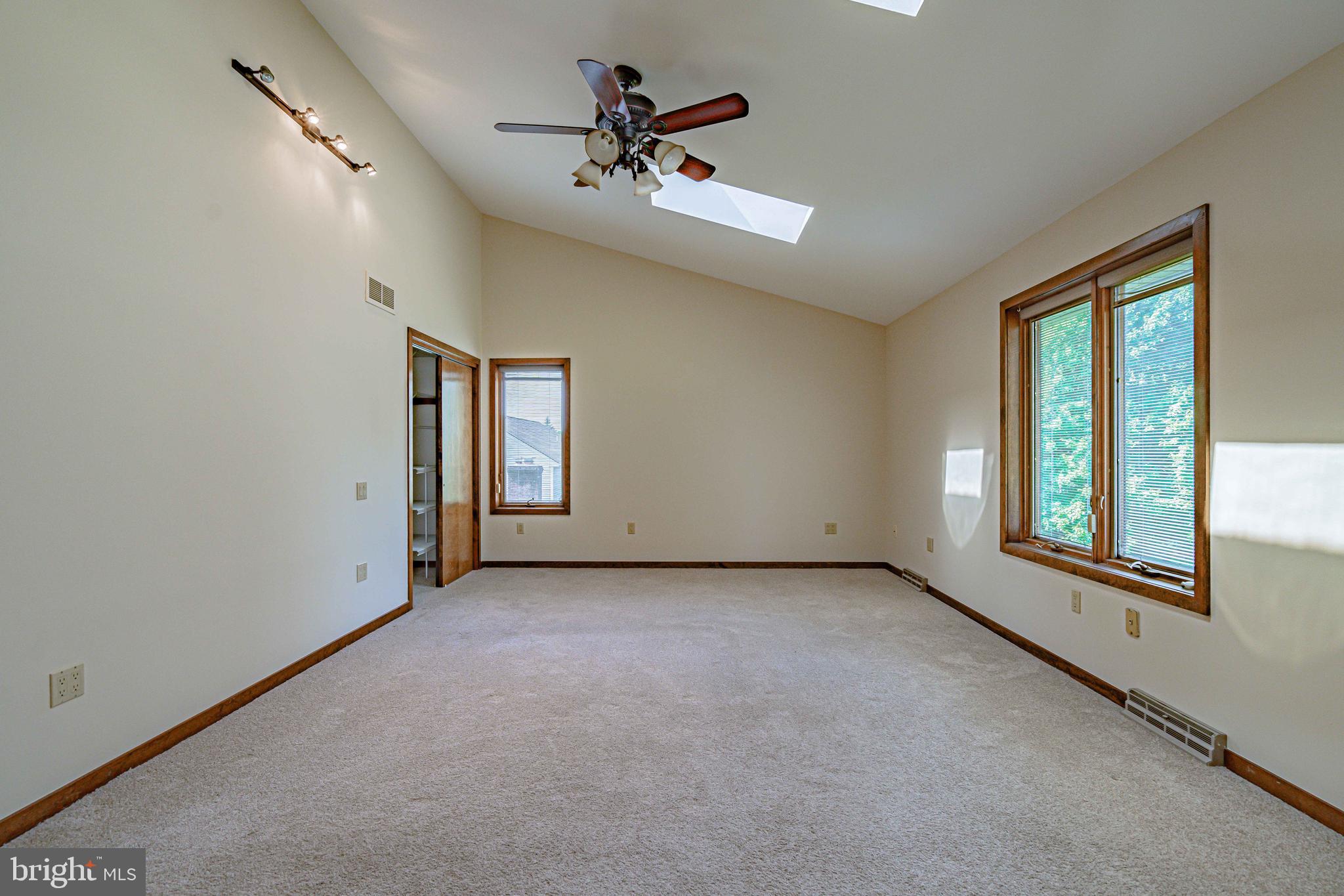 COUNTRY DOWNS - Residential