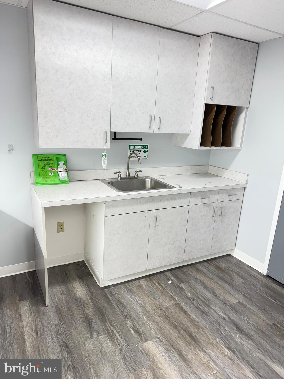 THOMAS JOHNSON SURGERY CENTER - Commercial Lease