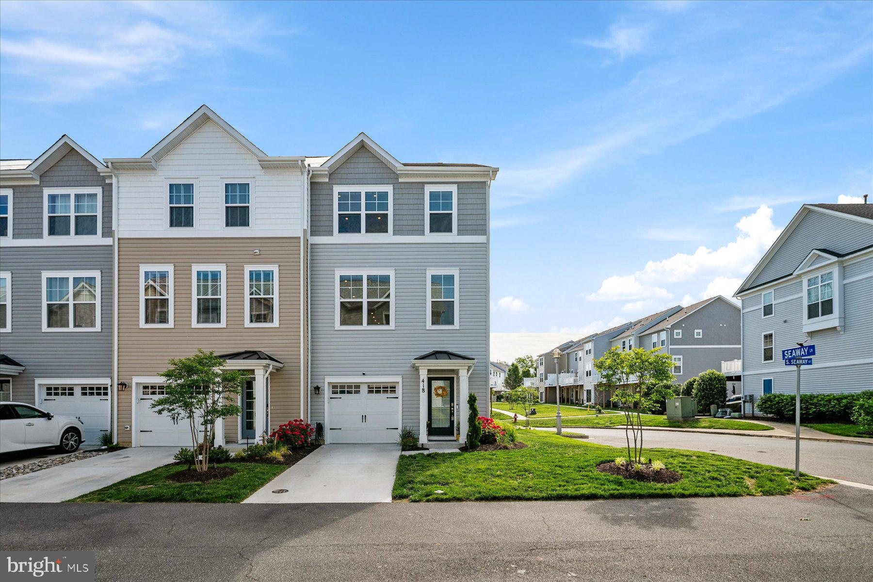 418 S SEAWAY COURT