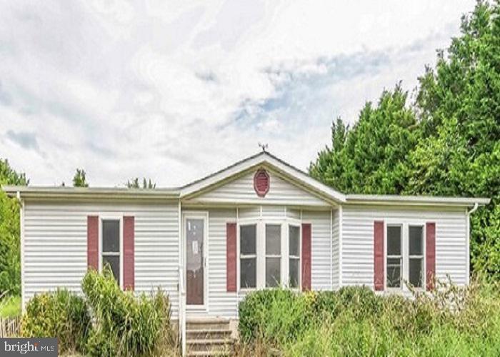 Built in 1989, this manufactured home offers approximately 1373 finished square feet, three bedrooms and two full baths, dining room, fireplace, master bath with double sink and white vanity. This home sits on an approximate 40423 sqft lot.
