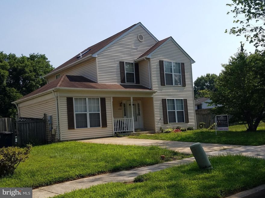 Cute 3 bedroom 2 1/2 bath single family home.  Home features wood floors and updated kitchen with ceramic tile floors, corian counter tops and stainless steel appliances and large family room.  Big back yard.