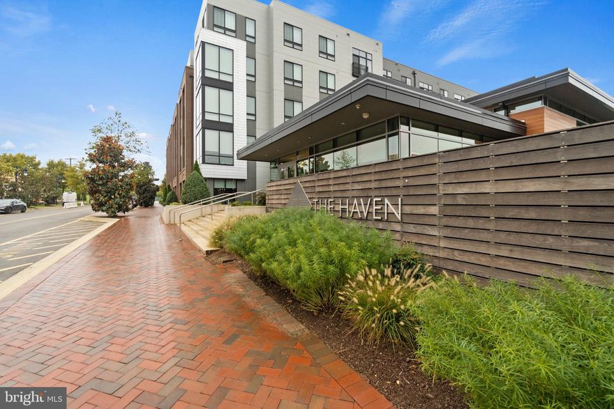 Excellent location! 2BR, 2BA unit with balcony overlooking courtyard.  Gourmet kitchen with center island, stainless steel appliances, recessed lighting, customized walk-in closet, 9ft ceilings,  washer/dryer in unit, very spacious bathrooms, 2 parking spaces, wood floors in an amenity-filled building, The Haven.  Amenities include but are not limited to a swimming pool, fitness facility, resident lounge,  pet spa, bike storage, billiards table, fireplace in the lobby, and lots of relaxing areas on multiple levels in the building. Welcome to National Harbor where you have everything you need to live, work and play! Minutes to Washington DC, Pentagon, and Old Town via car or water taxi.  You will not be disappointed, view this unit now!! The move-in fee is $500, the renter is responsible for all utilities, and no Smoking in the building or unit.