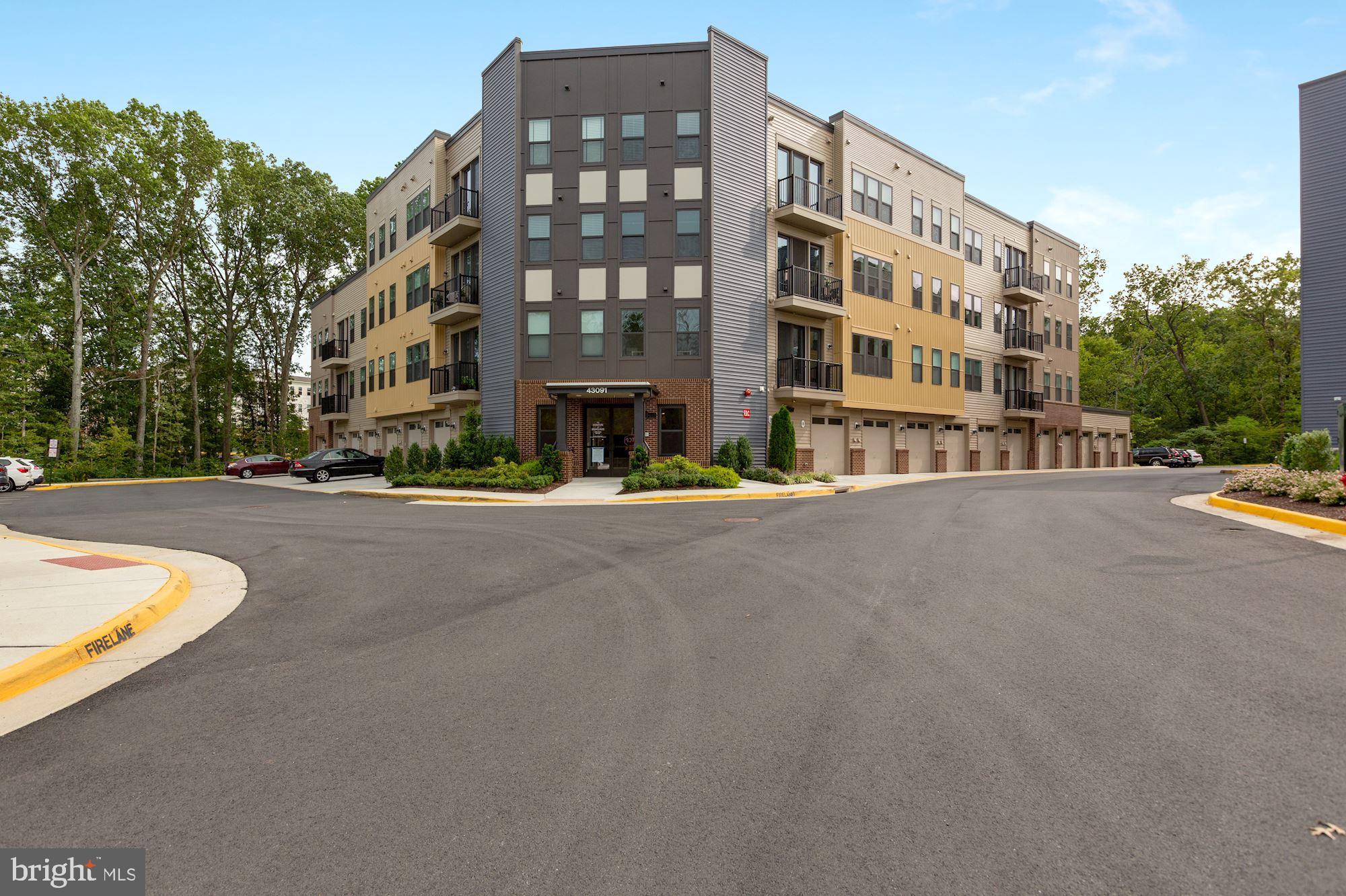 SIGNATURE AT BROADLANDS - Residential