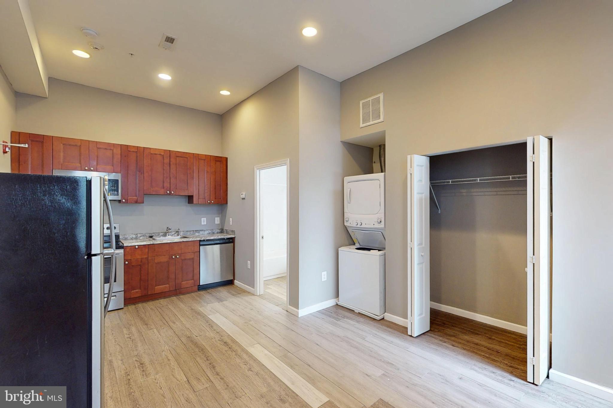 Come see this renovated studio located in the wonderful Goucher District. A great space for someone looking for a personal space that updated, convenient and provides walkability to local stores and restaurants. This apartment features:
Stainless Steel Appliances
Hardwood floors
High ceilings
Balcony
In-Unit Laundry
Pet Friendly
Close to University of Baltimore, MICA, Penn Station and quick commute to Downtown Baltimore, Inner Harbor, Harbor East, and other local attractions.
Students and/or roommates are especially welcomed to apply.
DON'T WAIT!