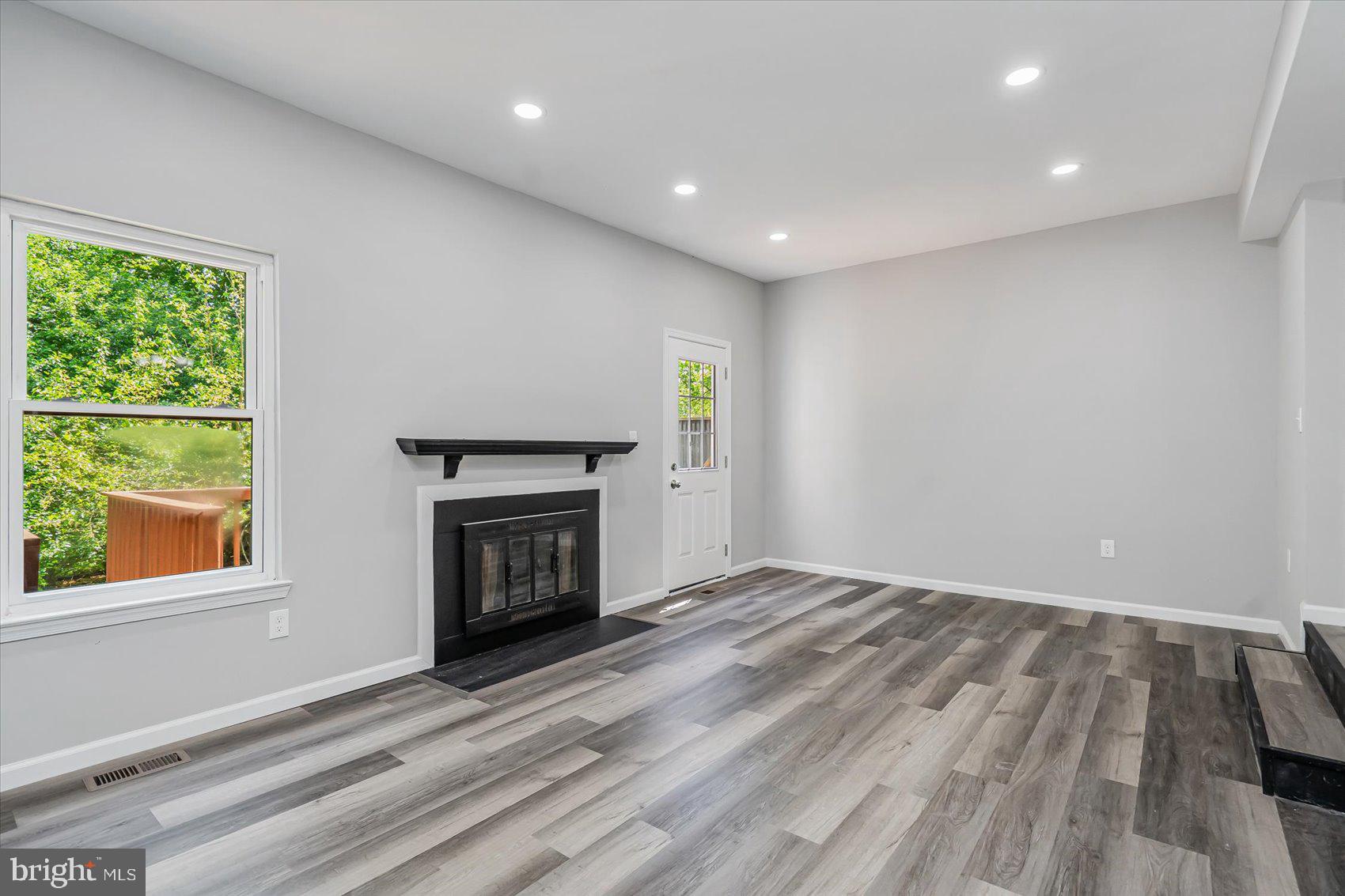 SEVEN COURTS - Residential