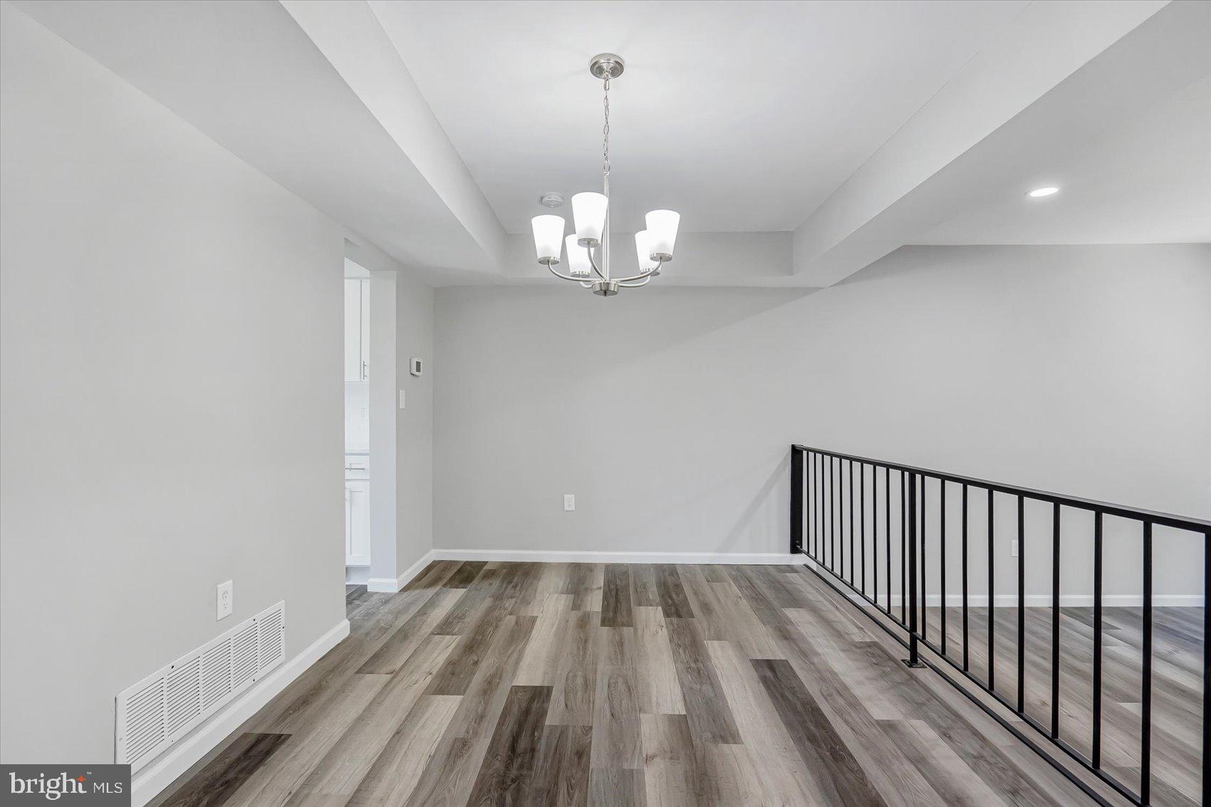 SEVEN COURTS - Residential