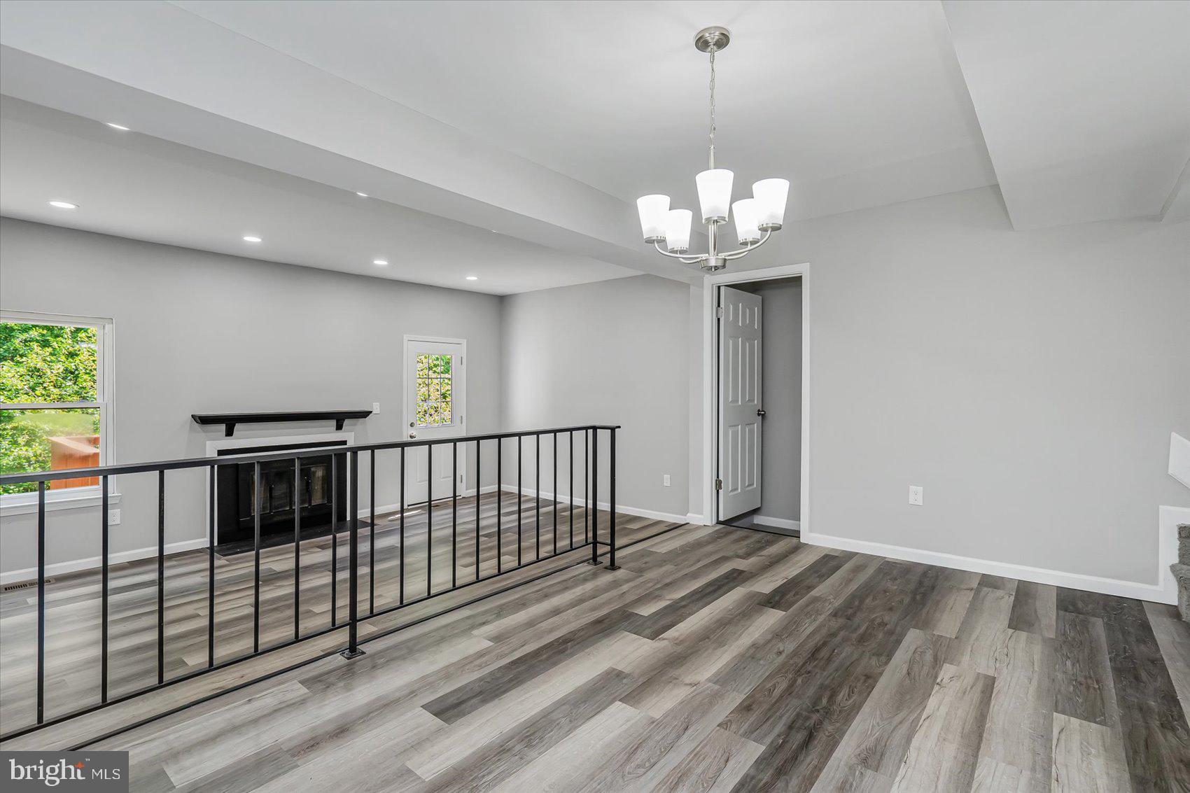 SEVEN COURTS - Residential