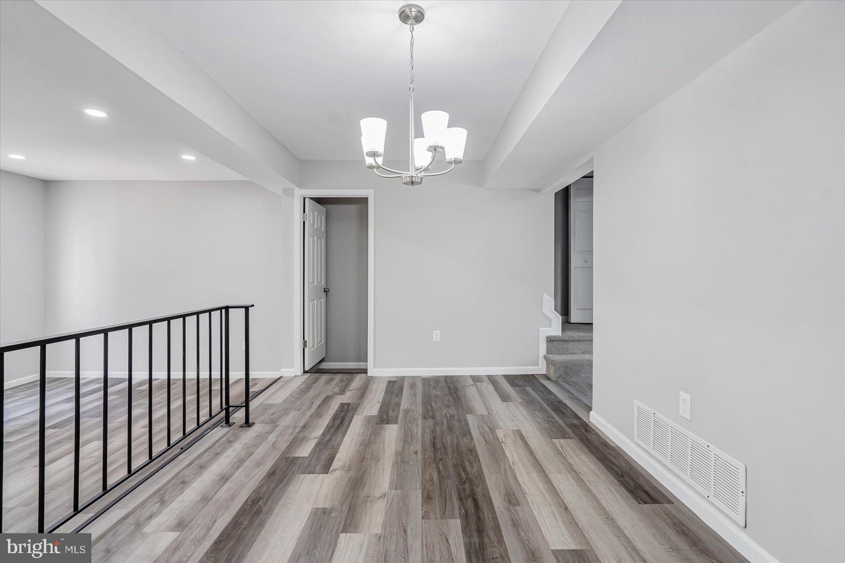 SEVEN COURTS - Residential