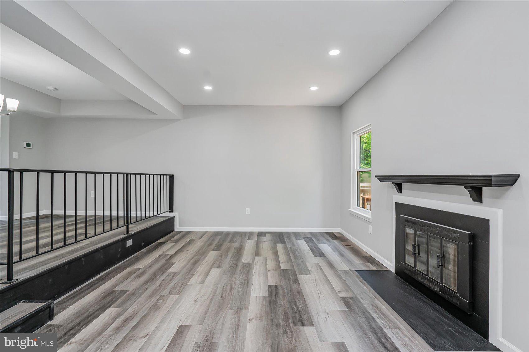 SEVEN COURTS - Residential