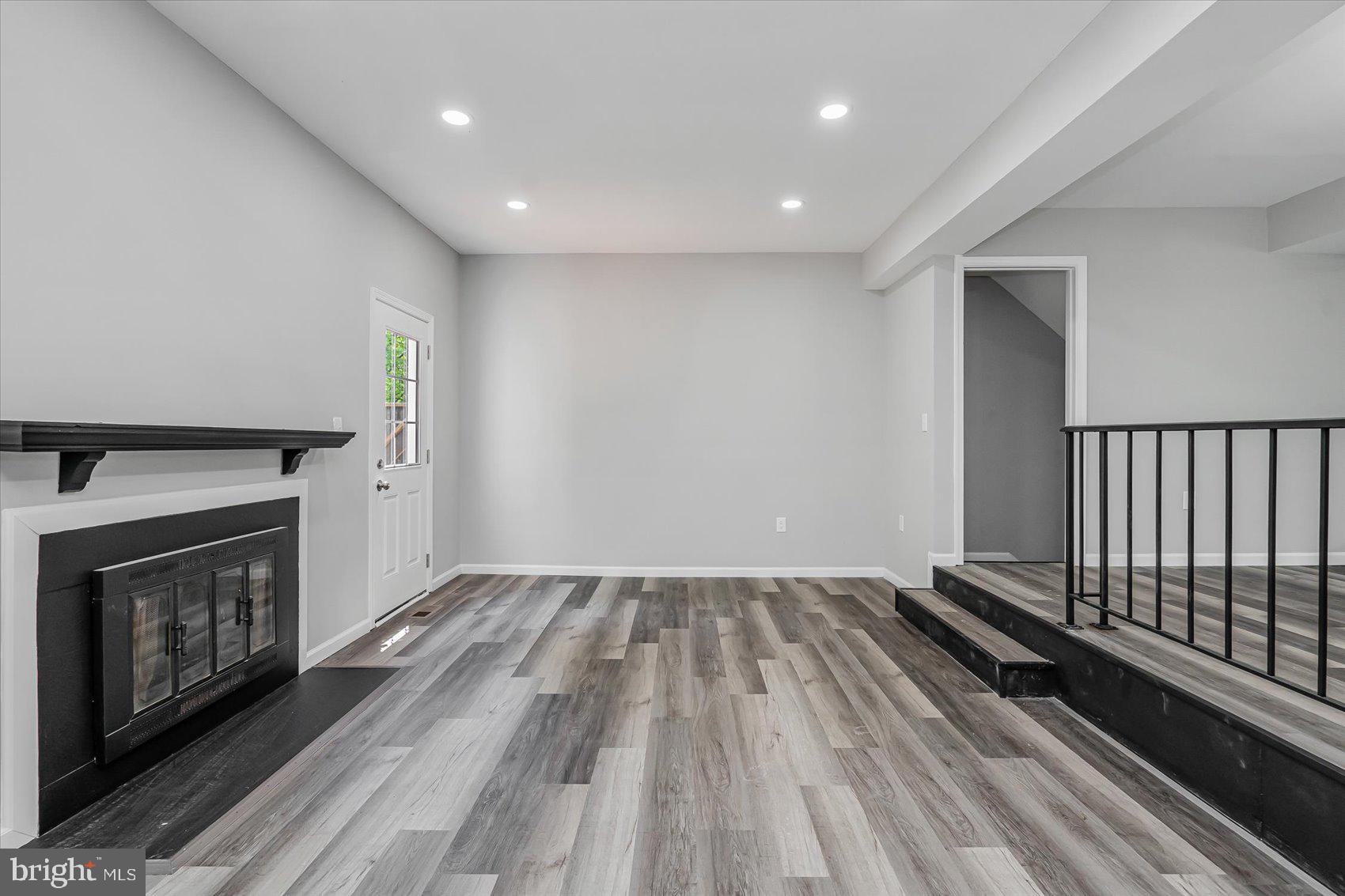 SEVEN COURTS - Residential