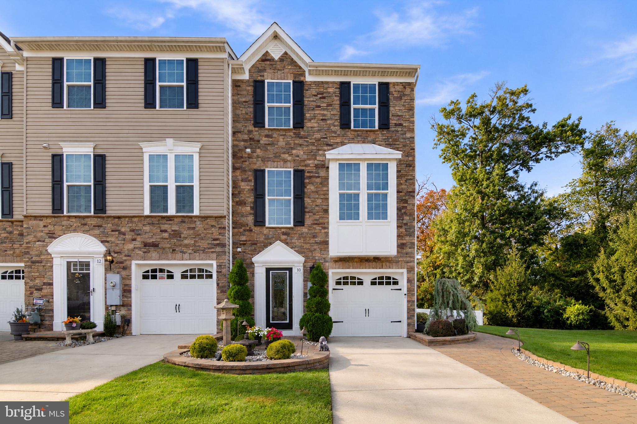 10 VILLAGE GREEN LANE