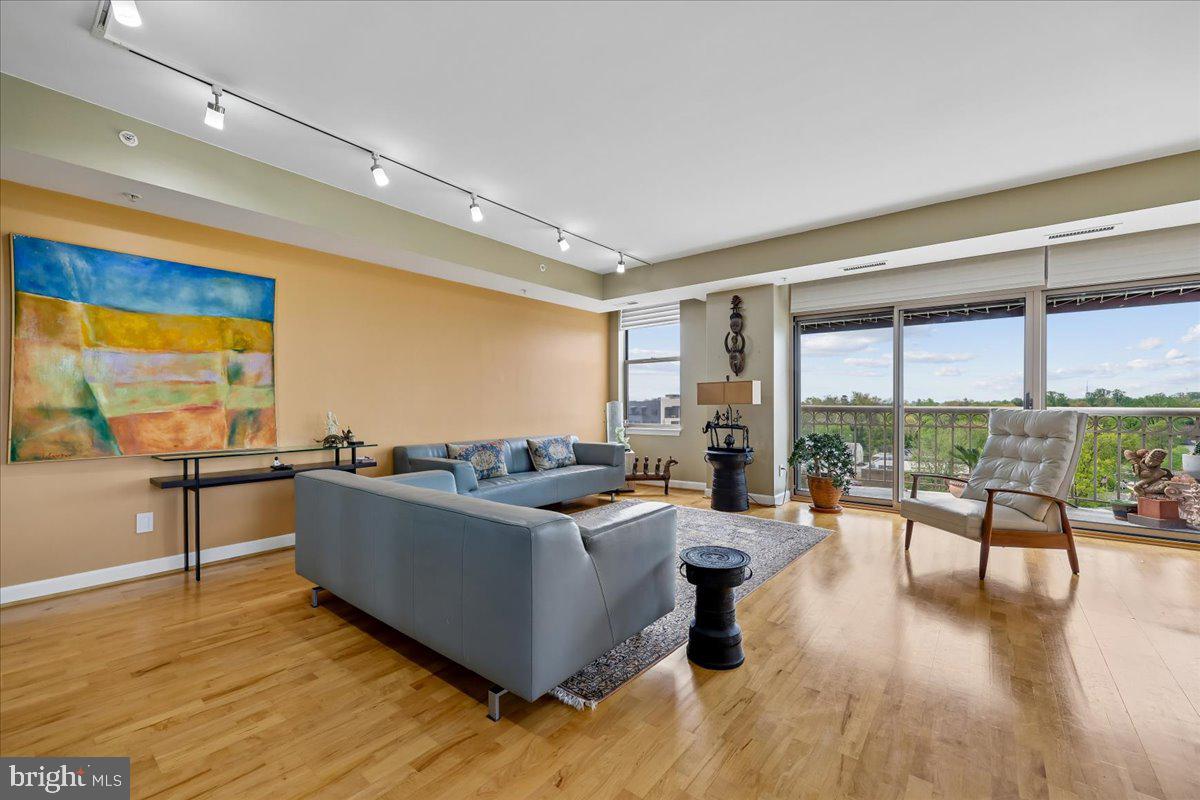 MADISON PARK CONDOMINIUMS - Residential