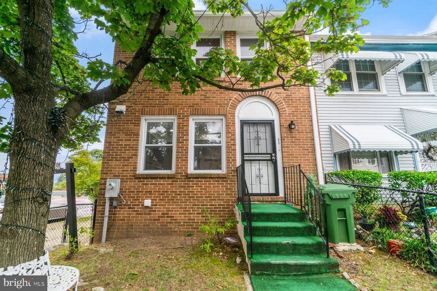 Come look at this beautiful, remodeled end unit townhome. This home contains three spacious bedrooms, upgraded kitchen and fenced in yard.
Property is available for $10,000 Grant program. Please contact for further information