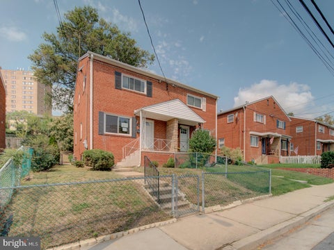 Photo of 44 W Taylor Run Parkway, ALEXANDRIA, VA 22314 (MLS # VAAX2066094)