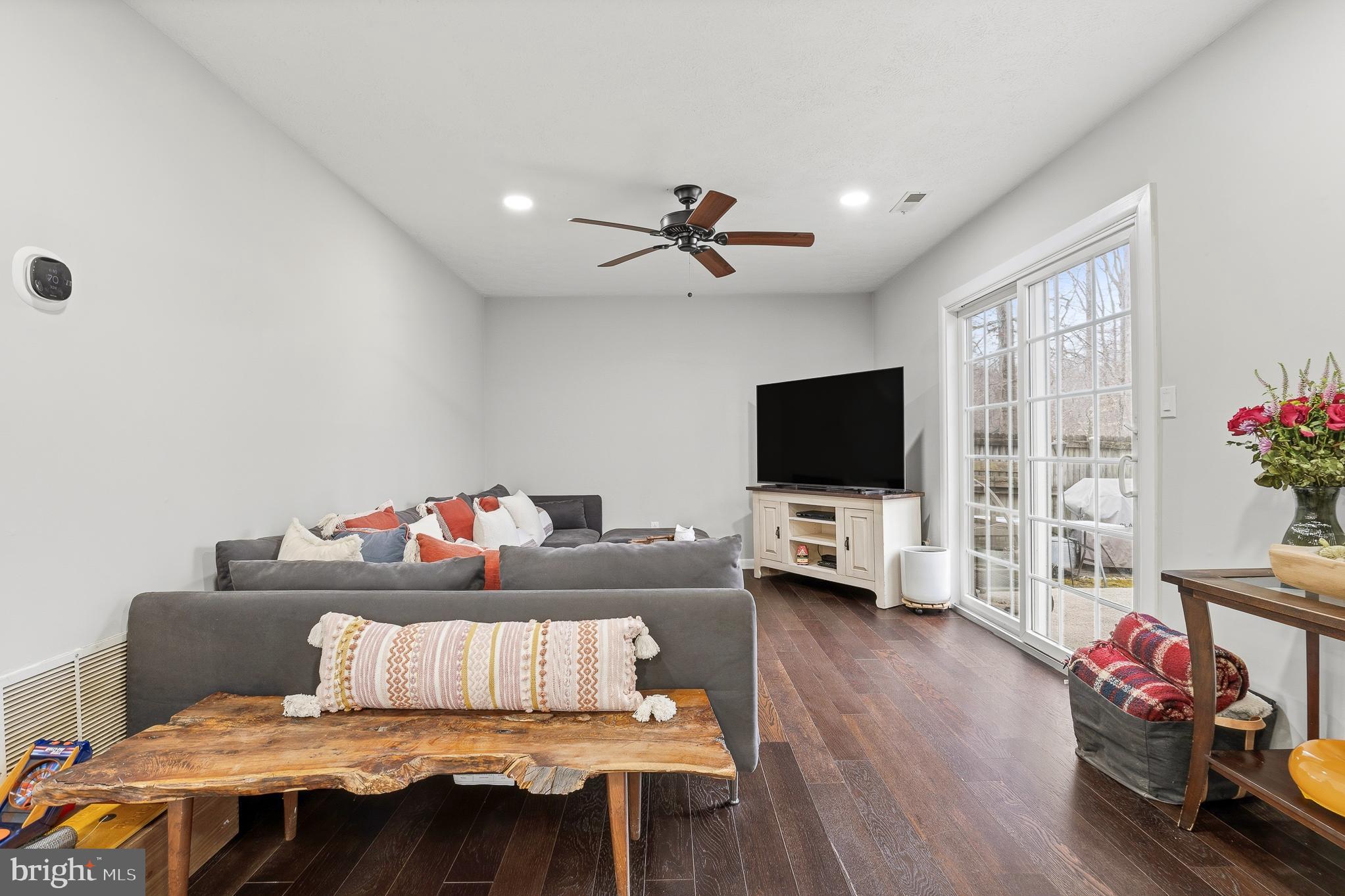 WOODLAND BEACH - Residential