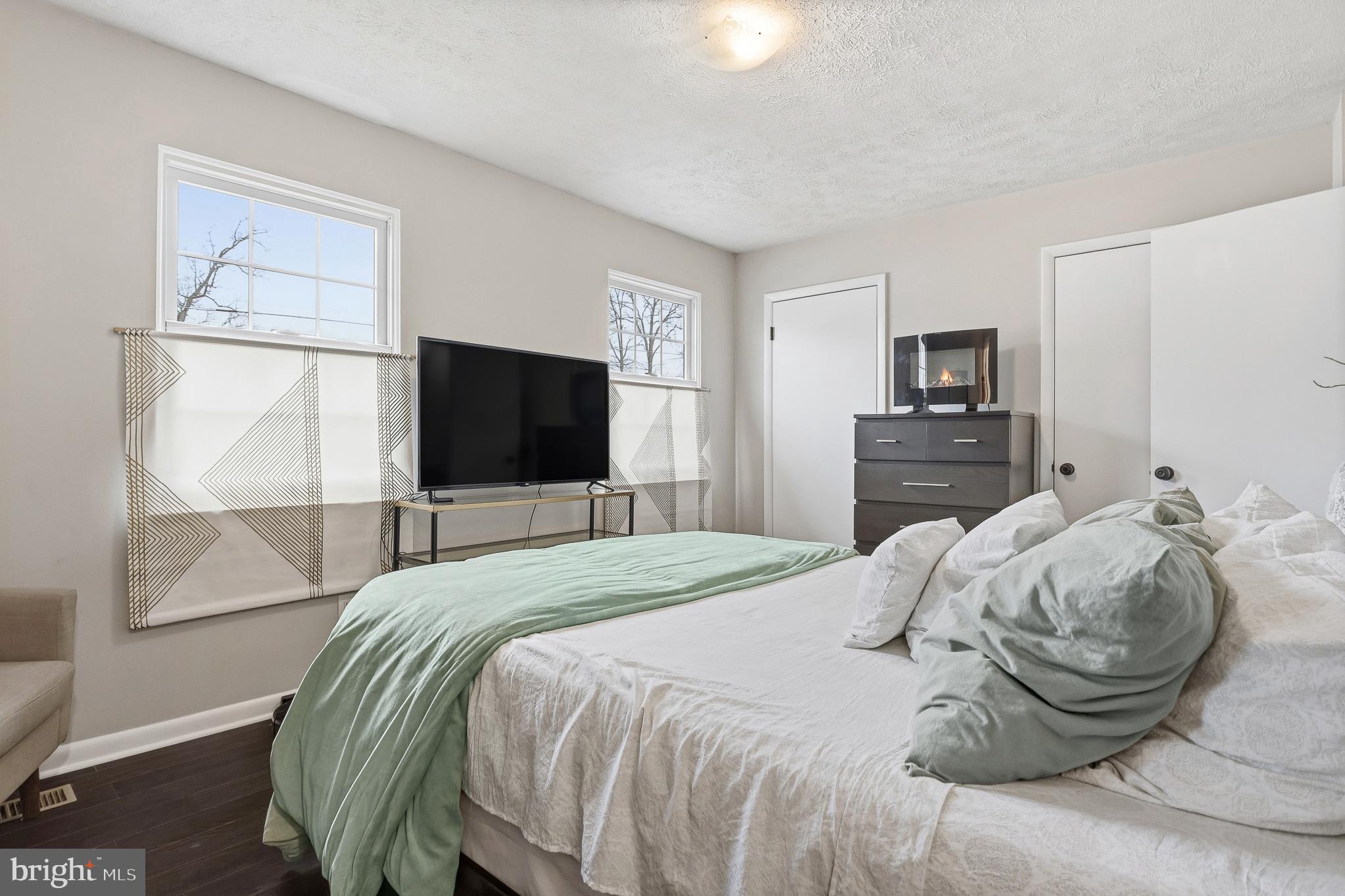 WOODLAND BEACH - Residential