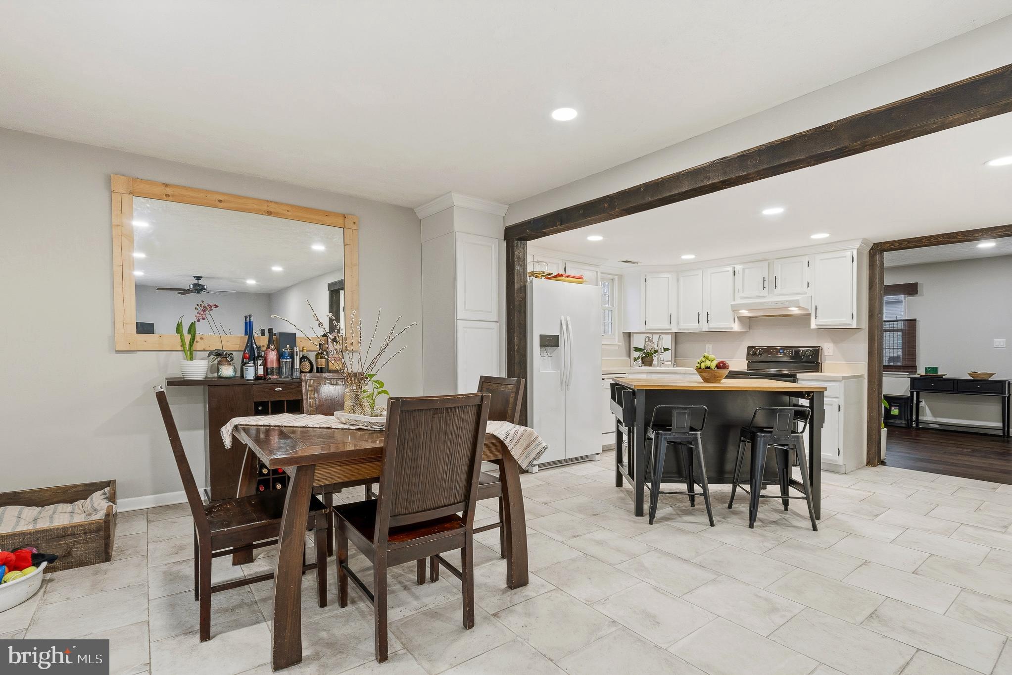 WOODLAND BEACH - Residential