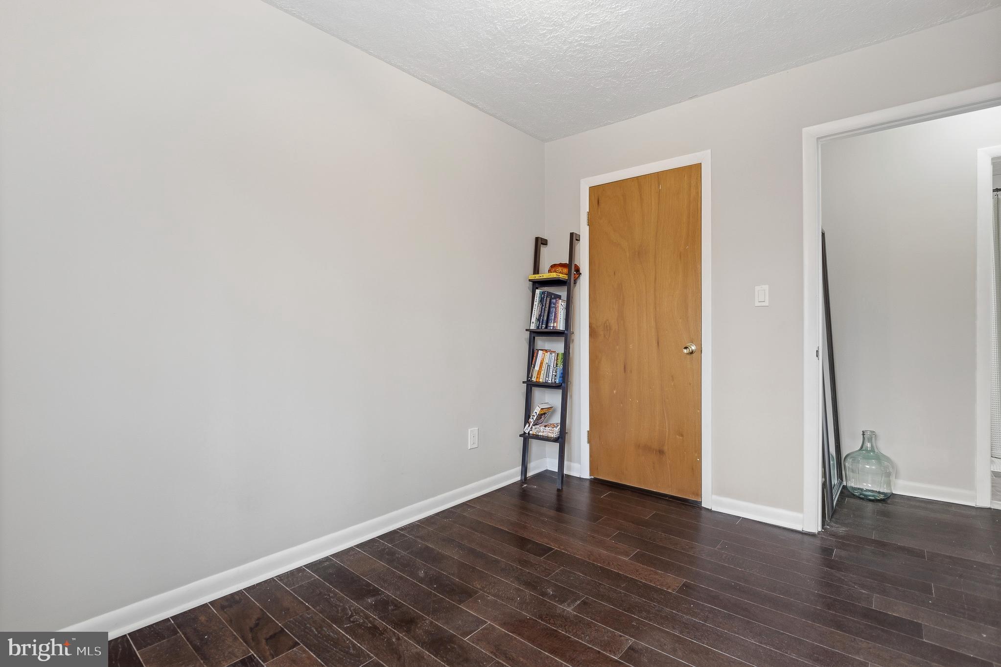 WOODLAND BEACH - Residential