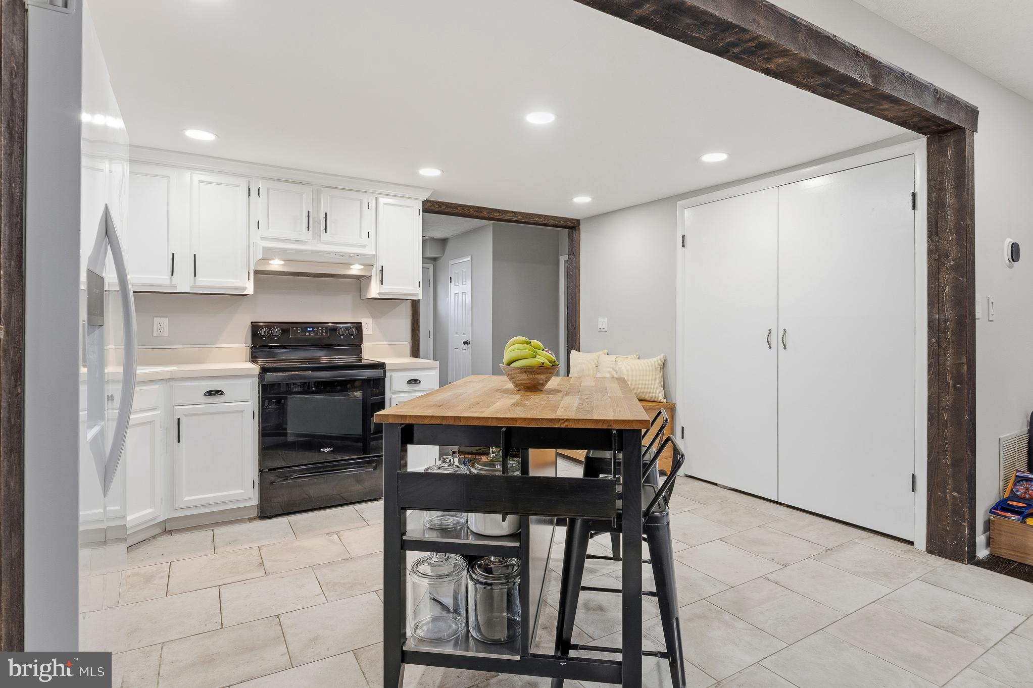 WOODLAND BEACH - Residential