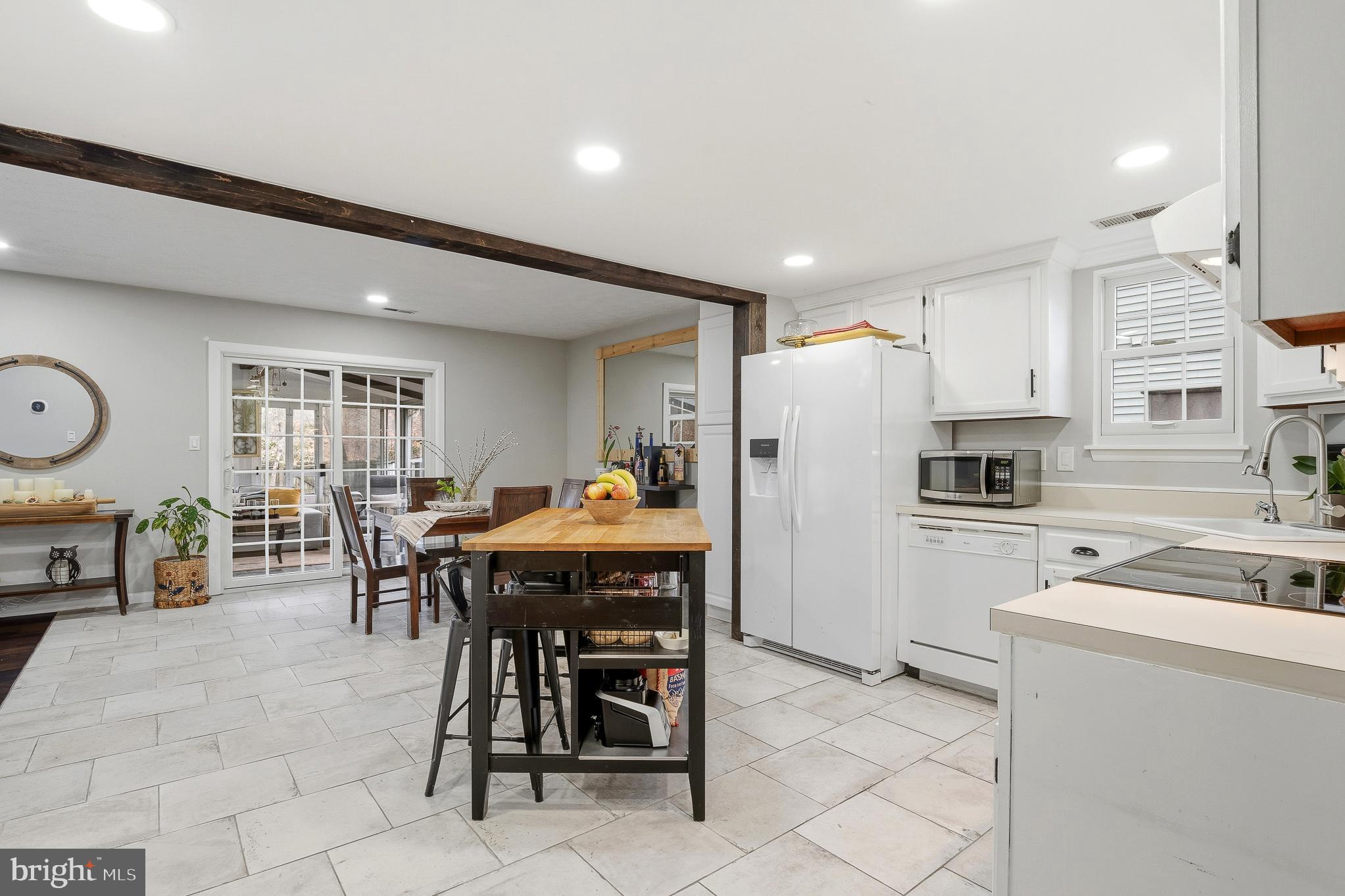 WOODLAND BEACH - Residential