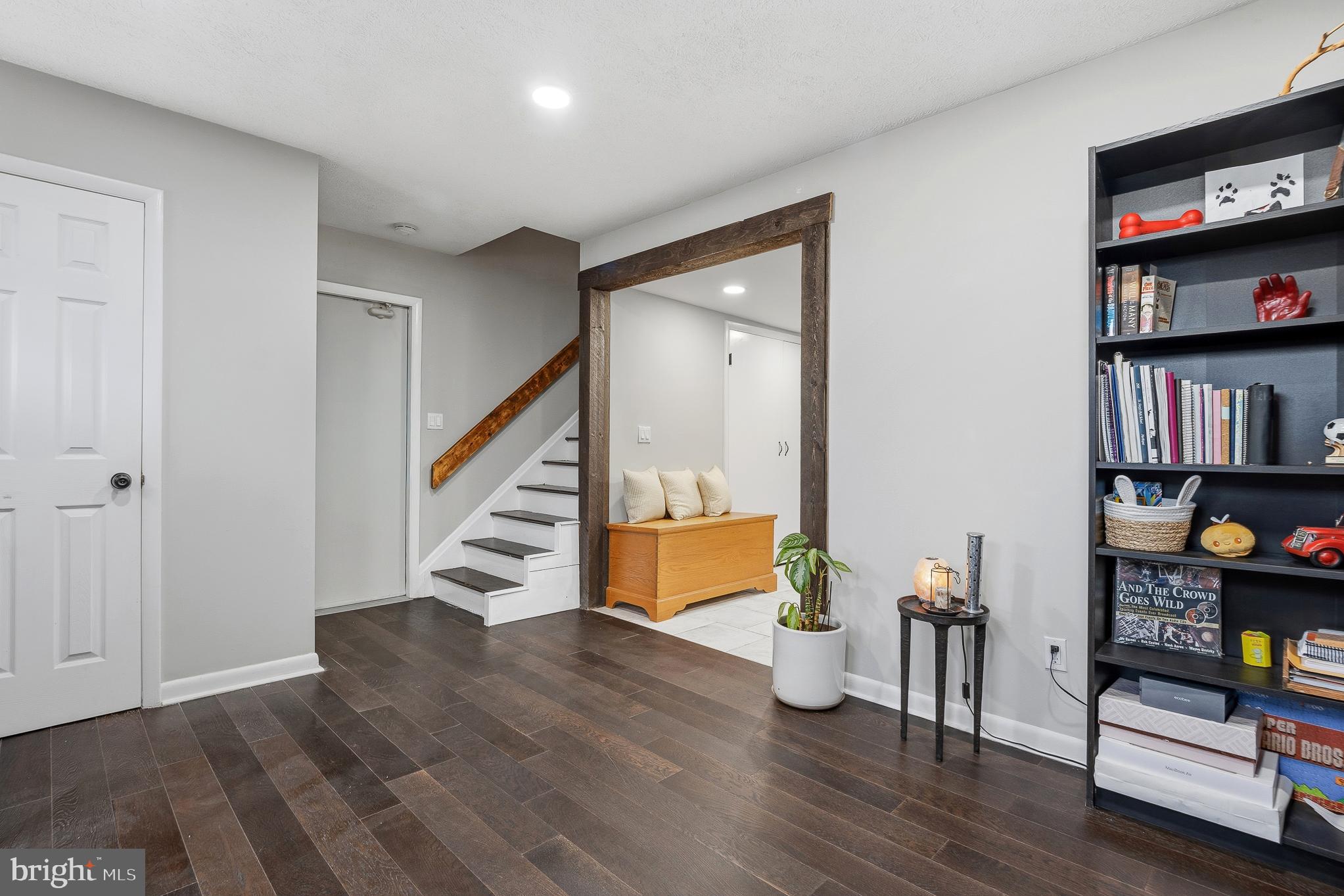 WOODLAND BEACH - Residential