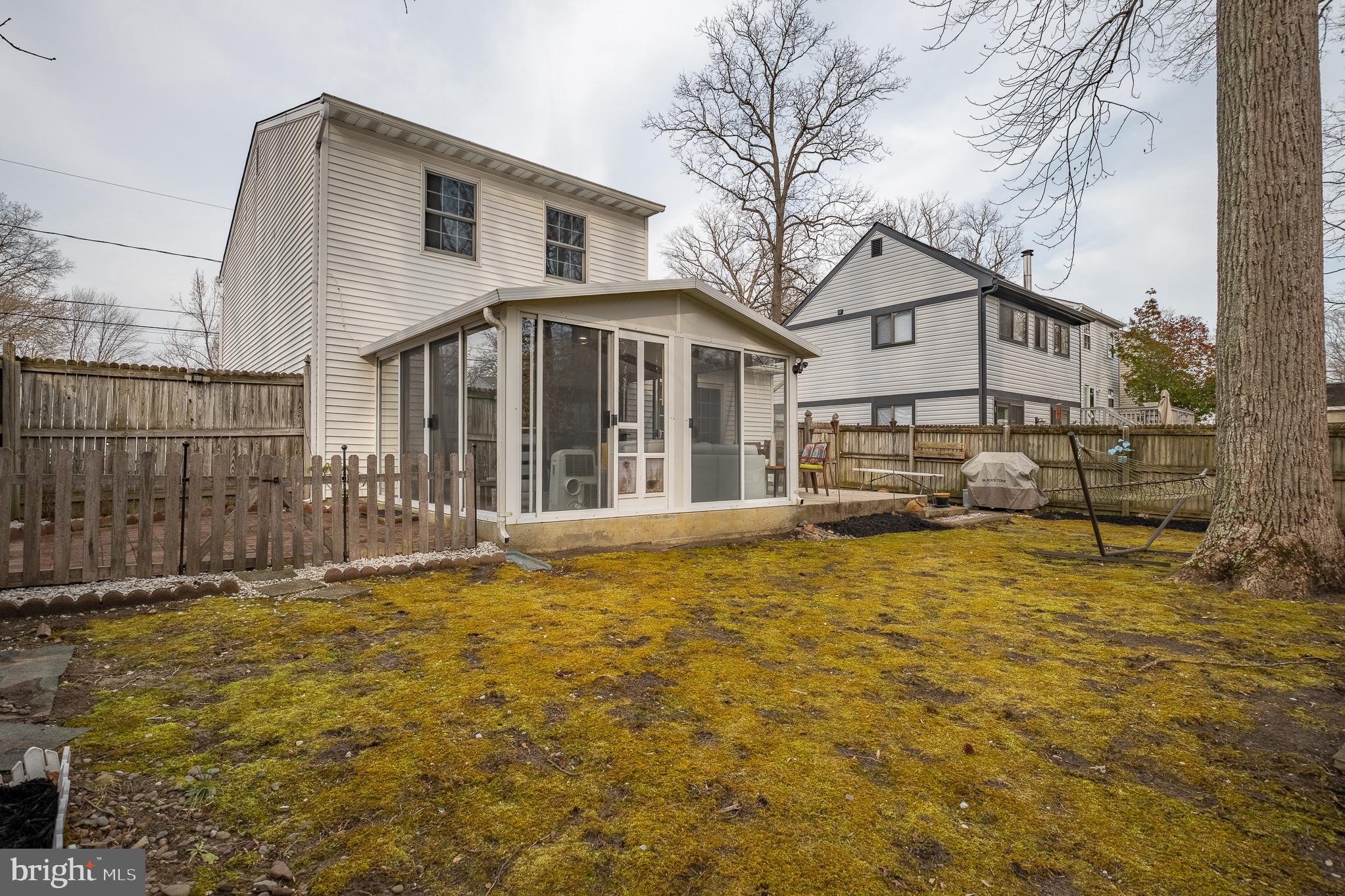 WOODLAND BEACH - Residential