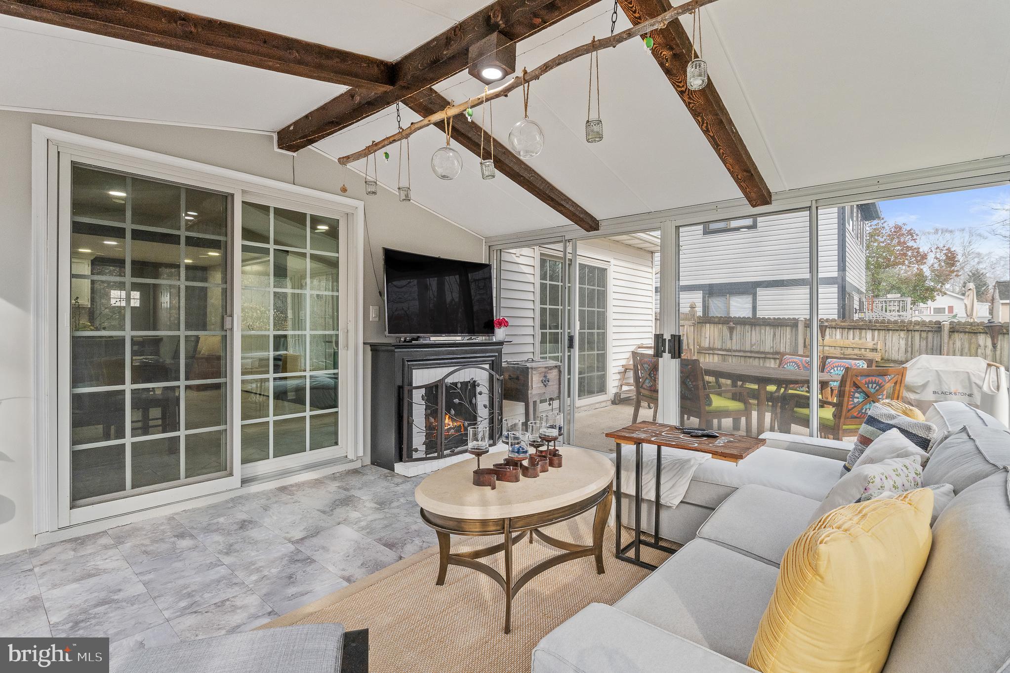 WOODLAND BEACH - Residential