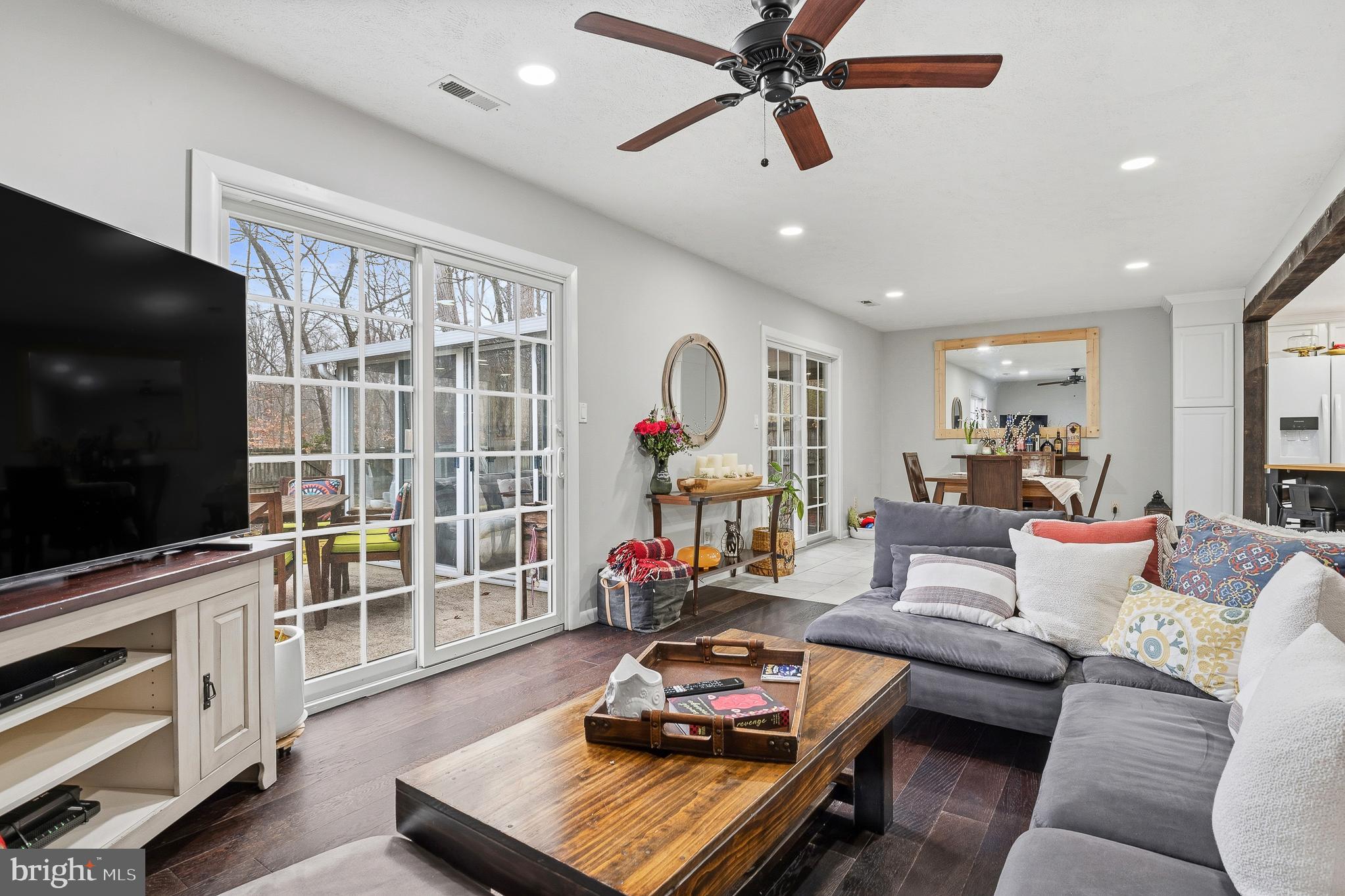 WOODLAND BEACH - Residential