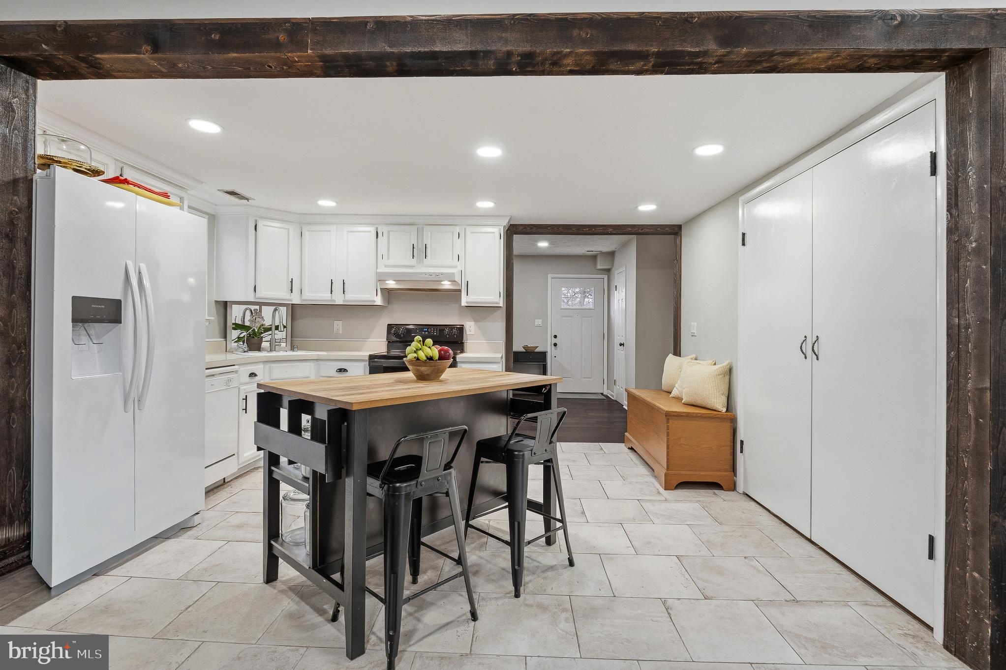 WOODLAND BEACH - Residential